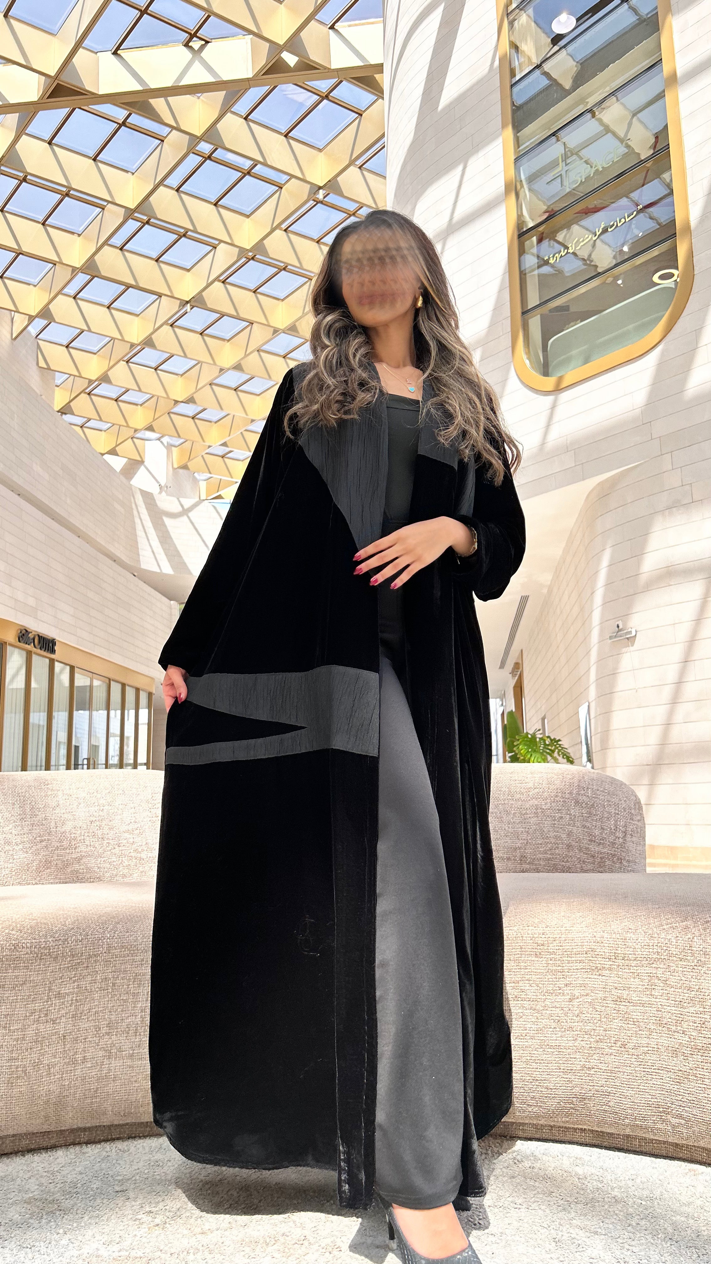 MWT644 - عباية مخمل مع تدخيلة جاكار - Aya