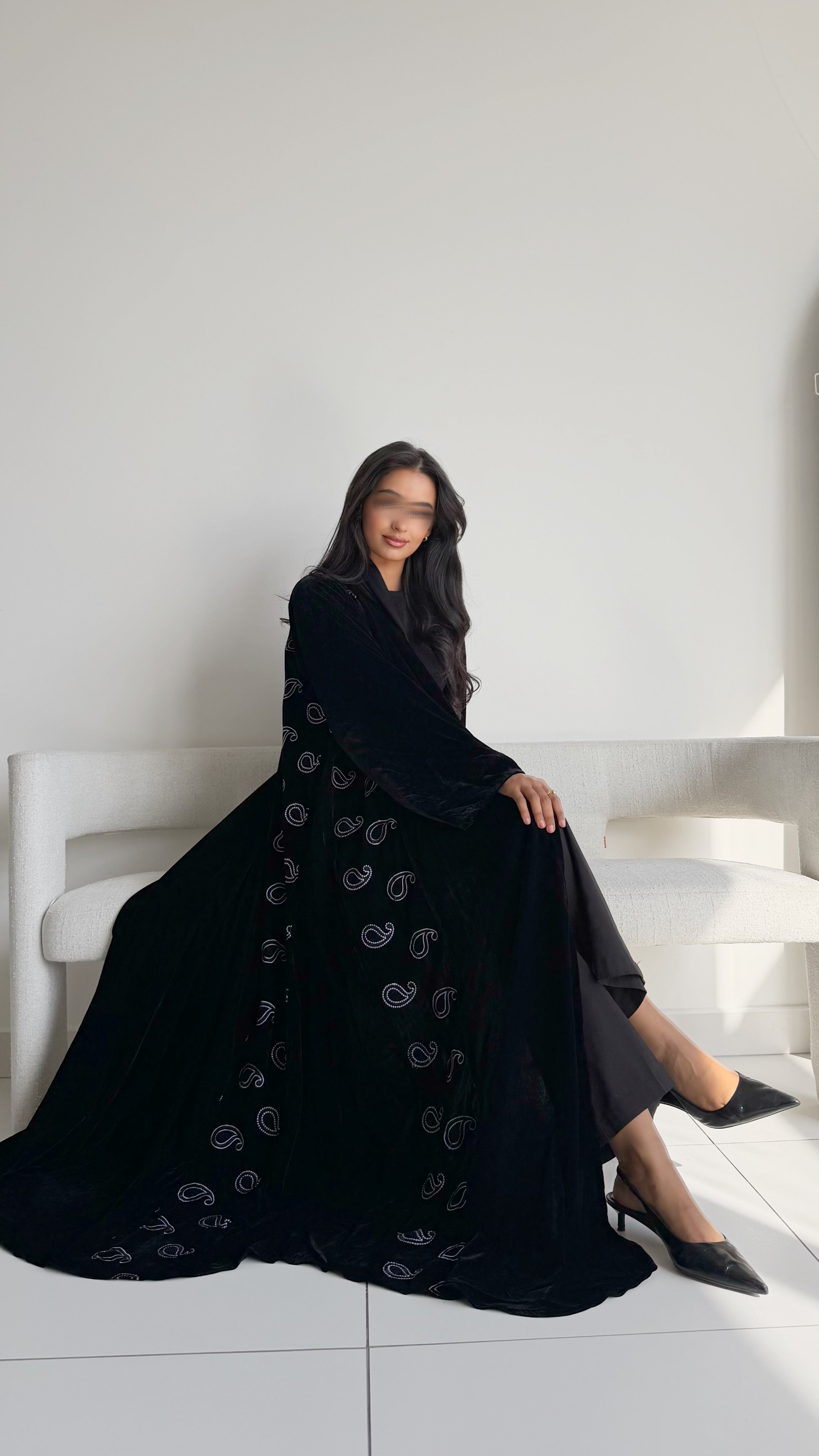 MW1801 - عباية مخمل مع اضافة تطريز كمبويتر على الجوانب