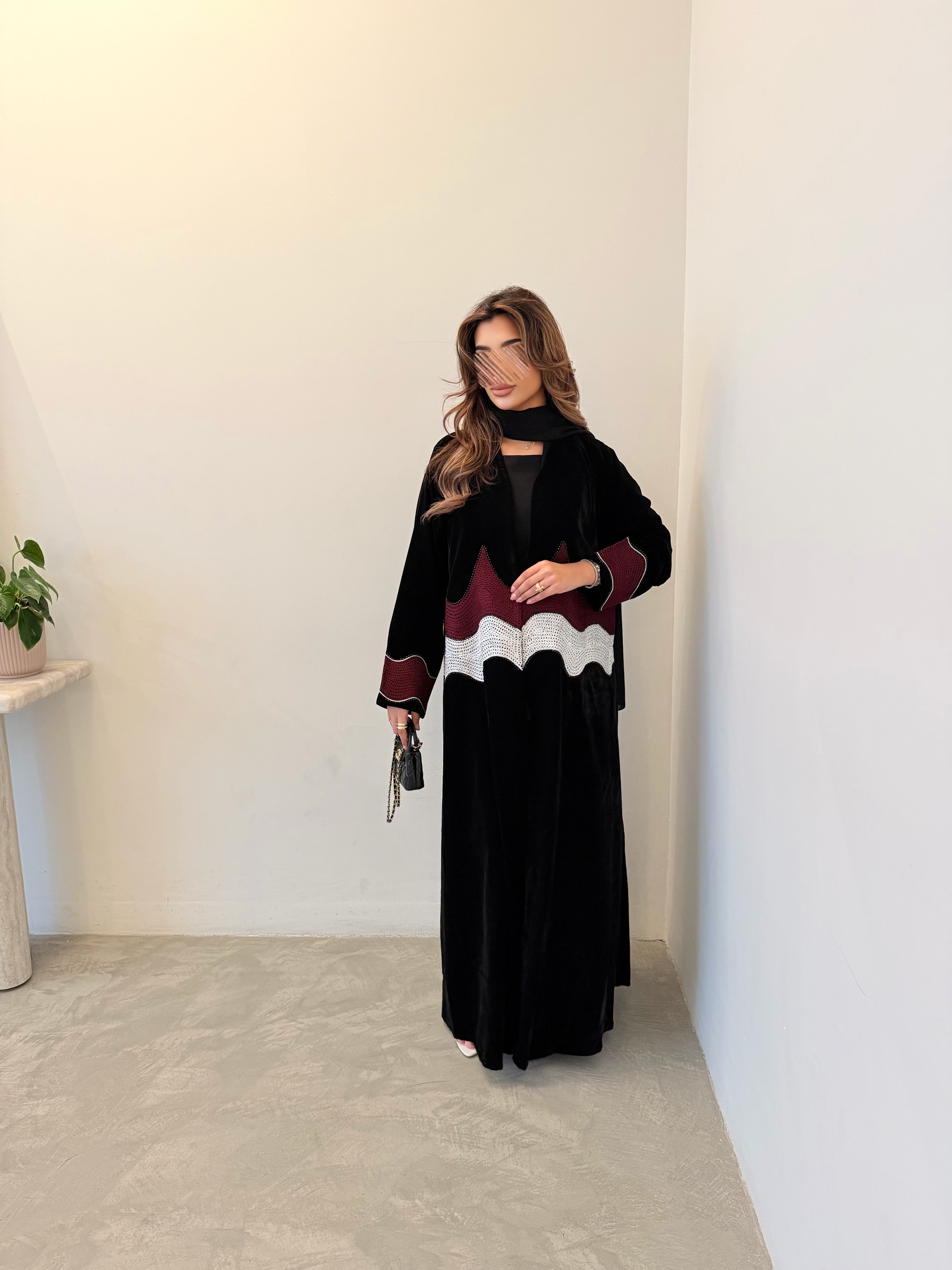 MW1790 - عباية مخمل شغل هاري مع كرستال - Aya