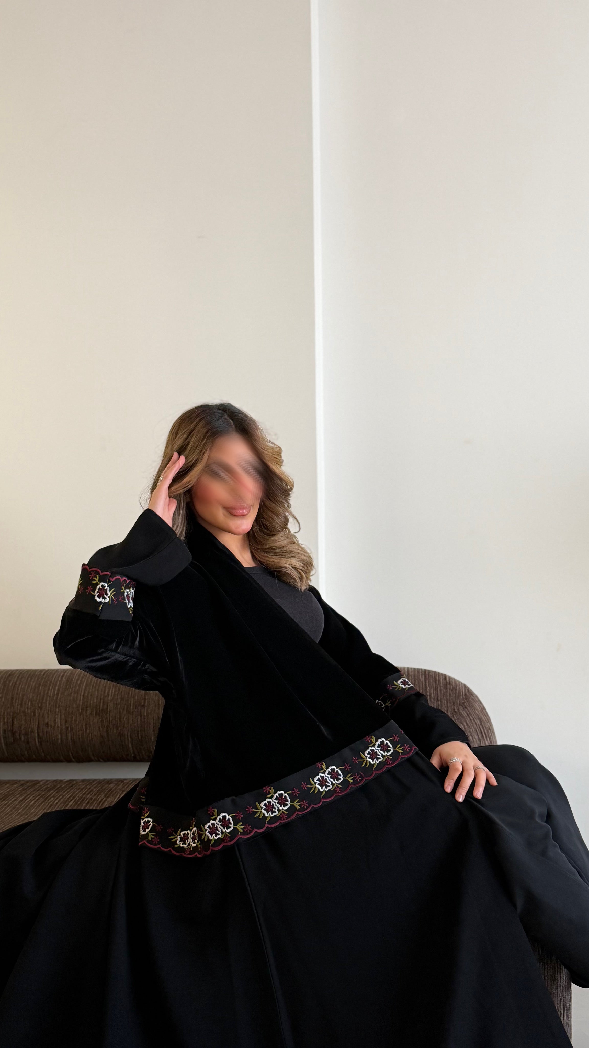 MW1779 - عباية مخمل من تحت قماش كريب الرياض ‏كلفه تطريز كمبيوتر - Aya