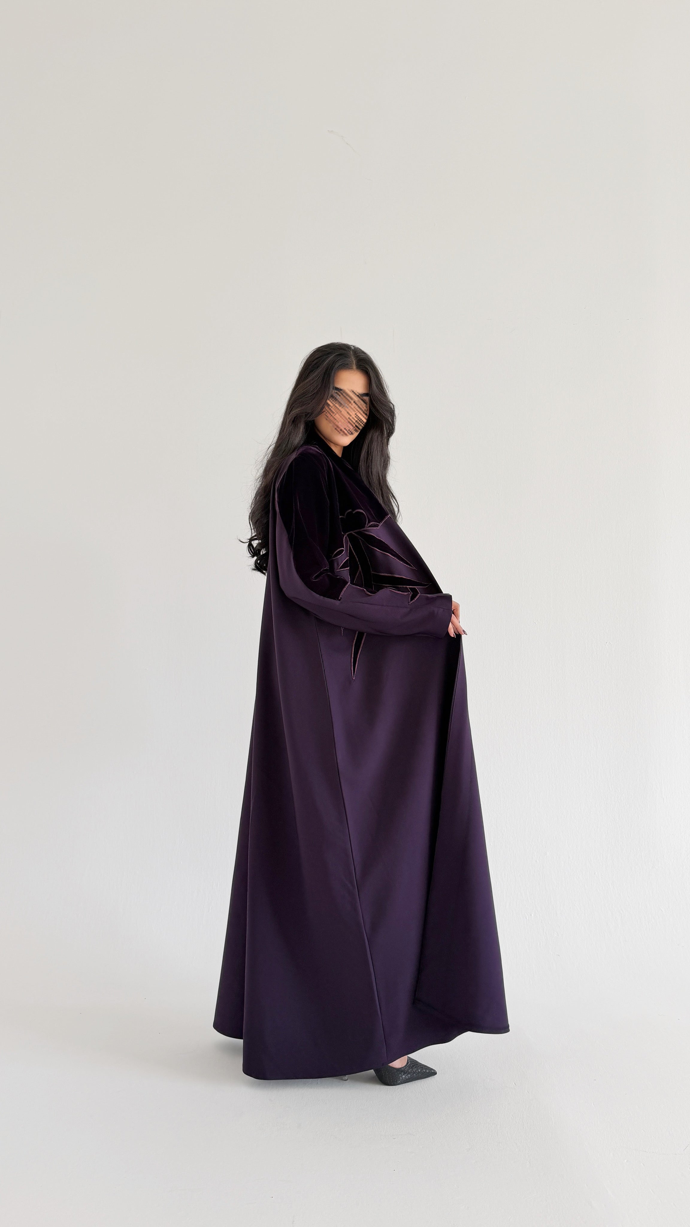 MWT896 - عبايه كريب مع تدخيله مخمل بشكل وردات - Aya