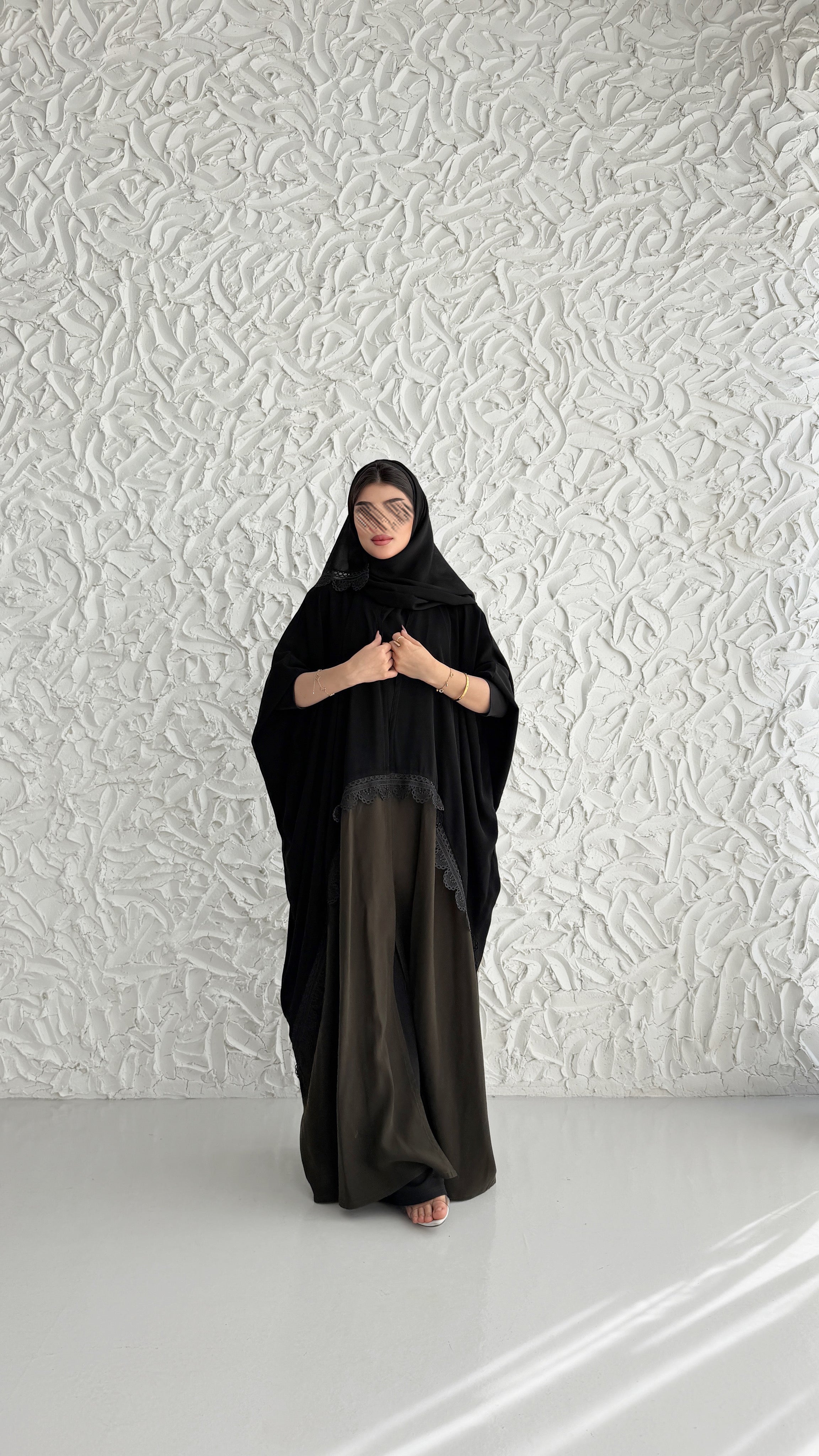 MW2130 - عباية كريب ملكي أنيقة بقصّة  نص البشت مع اضافه حرير مغسول عصرية - Aya