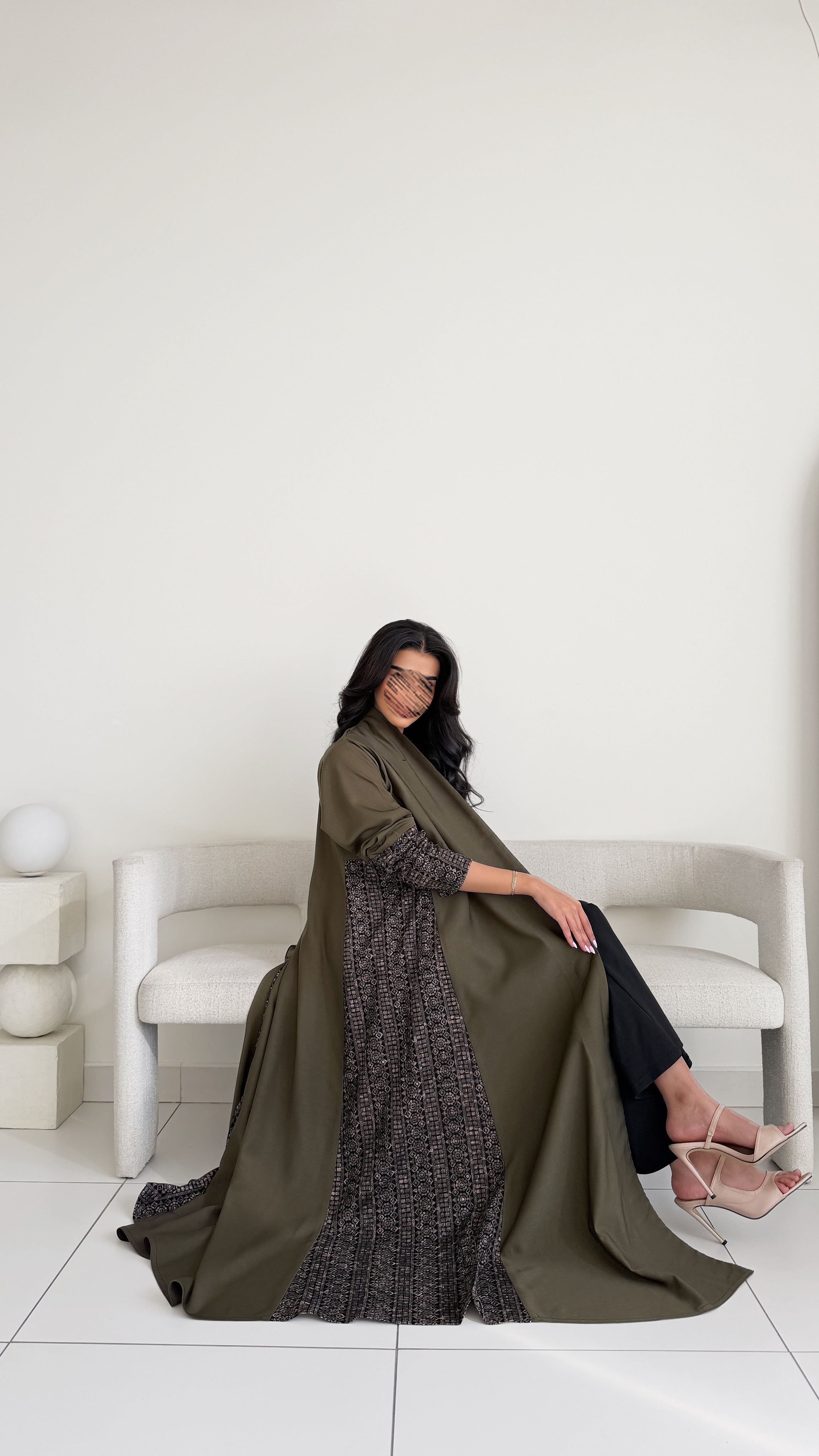 MWT798 - عبايه كريب مع تدخيله بالأكمام والجنب - Aya