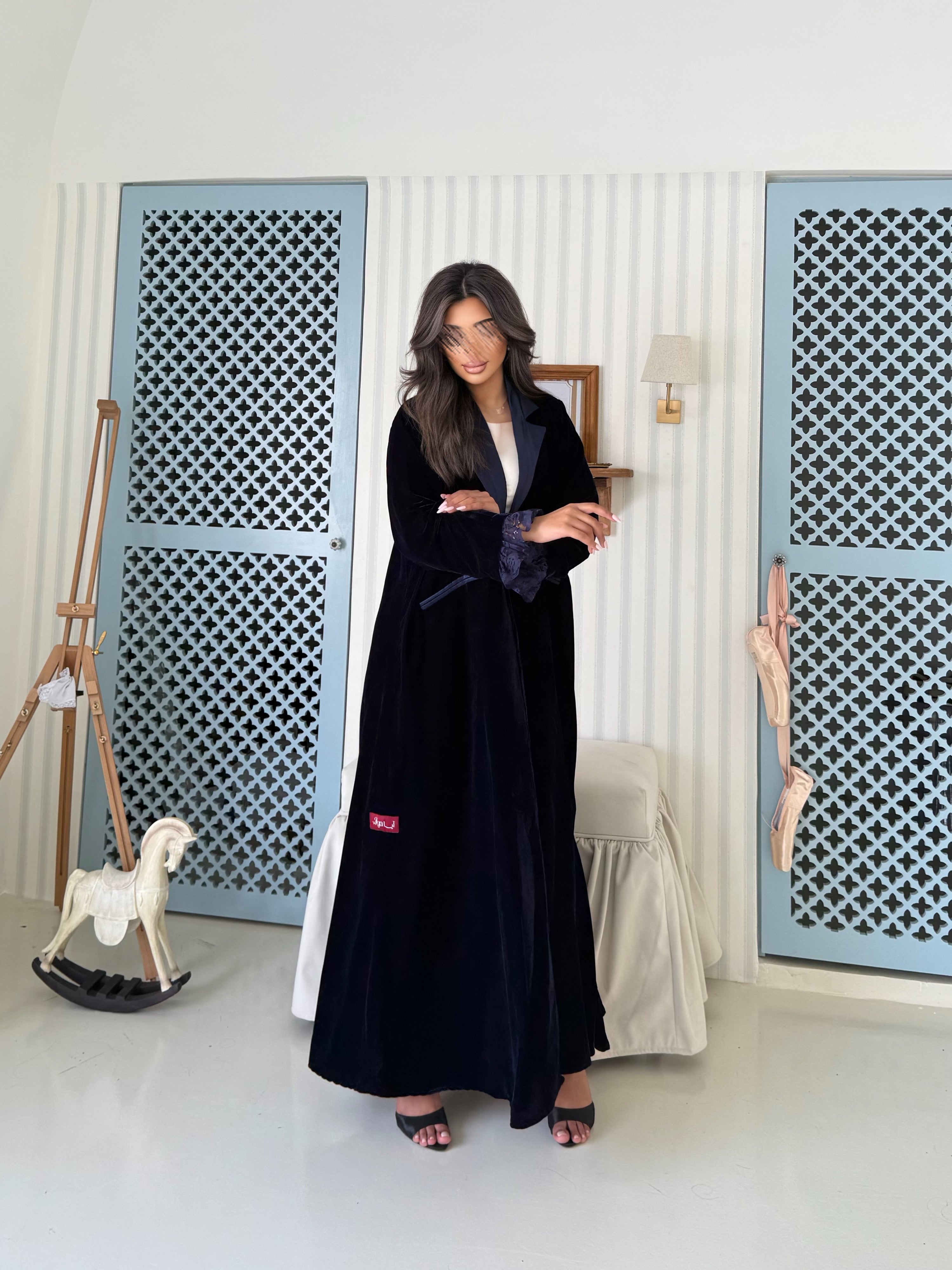 MWT975 - عباية مخمل مع تدخيله دانتيل بالاكمام