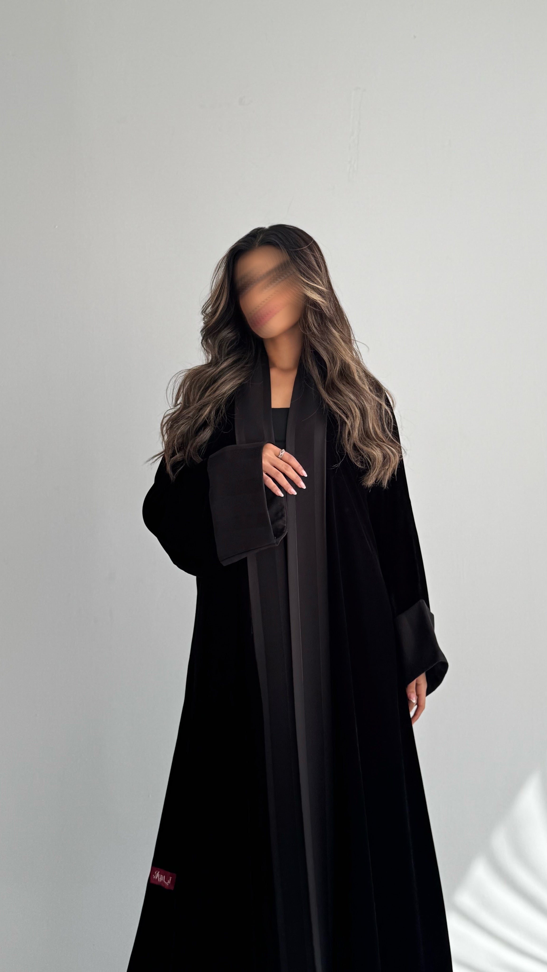 MWT688 - عباية مخمل مع تدخيلة ساتان