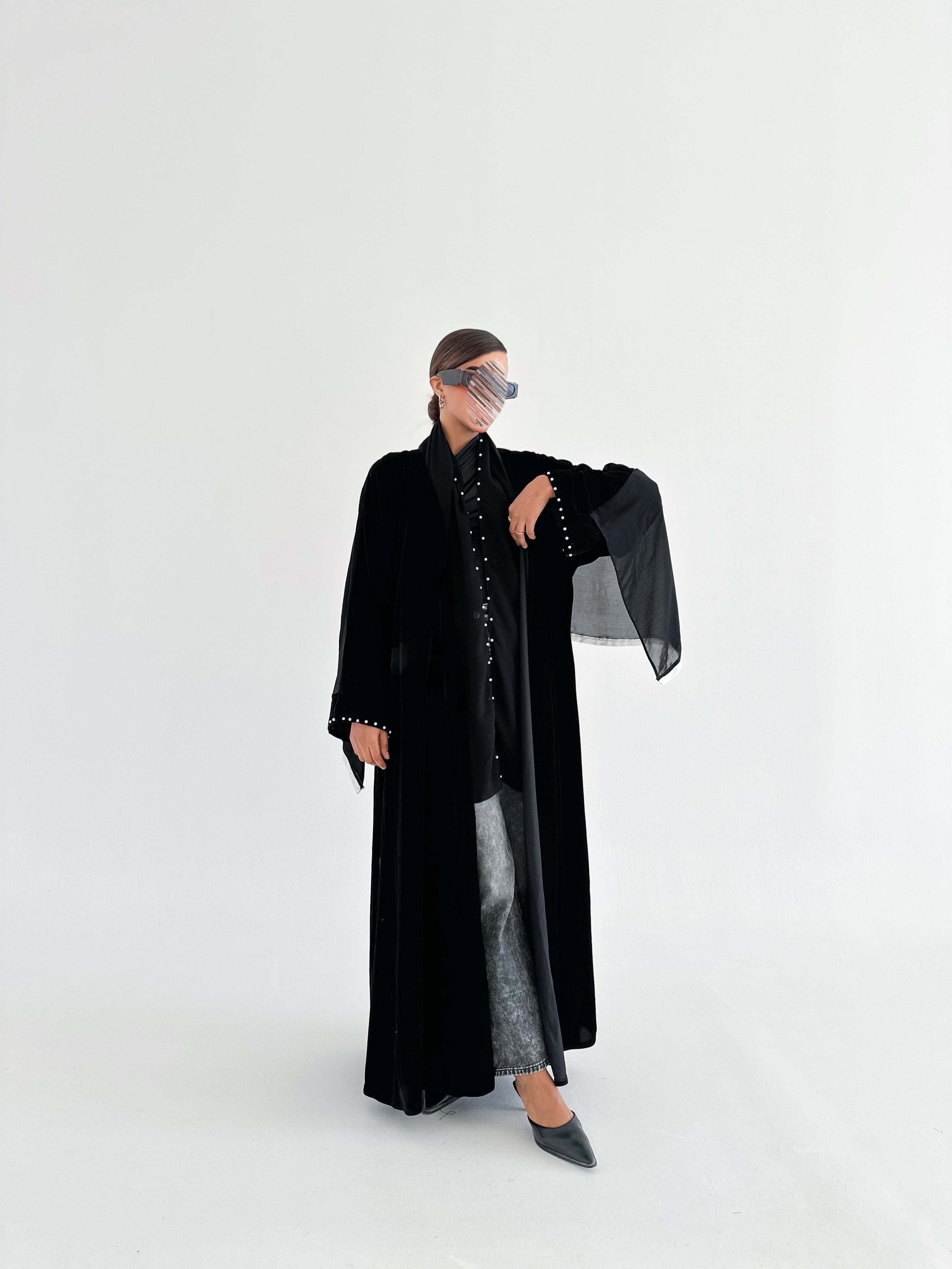MWT690 - عباية مخمل اسود مع لؤلؤ