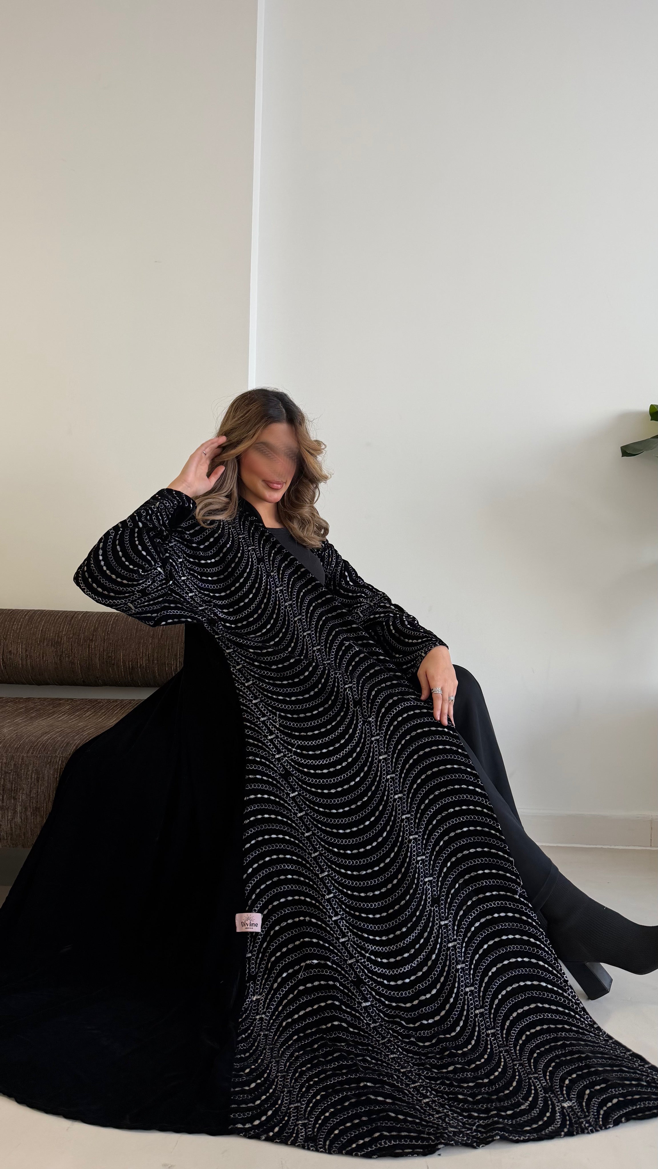 MWT629 - عباية مخمل تطريز من الامام - Aya