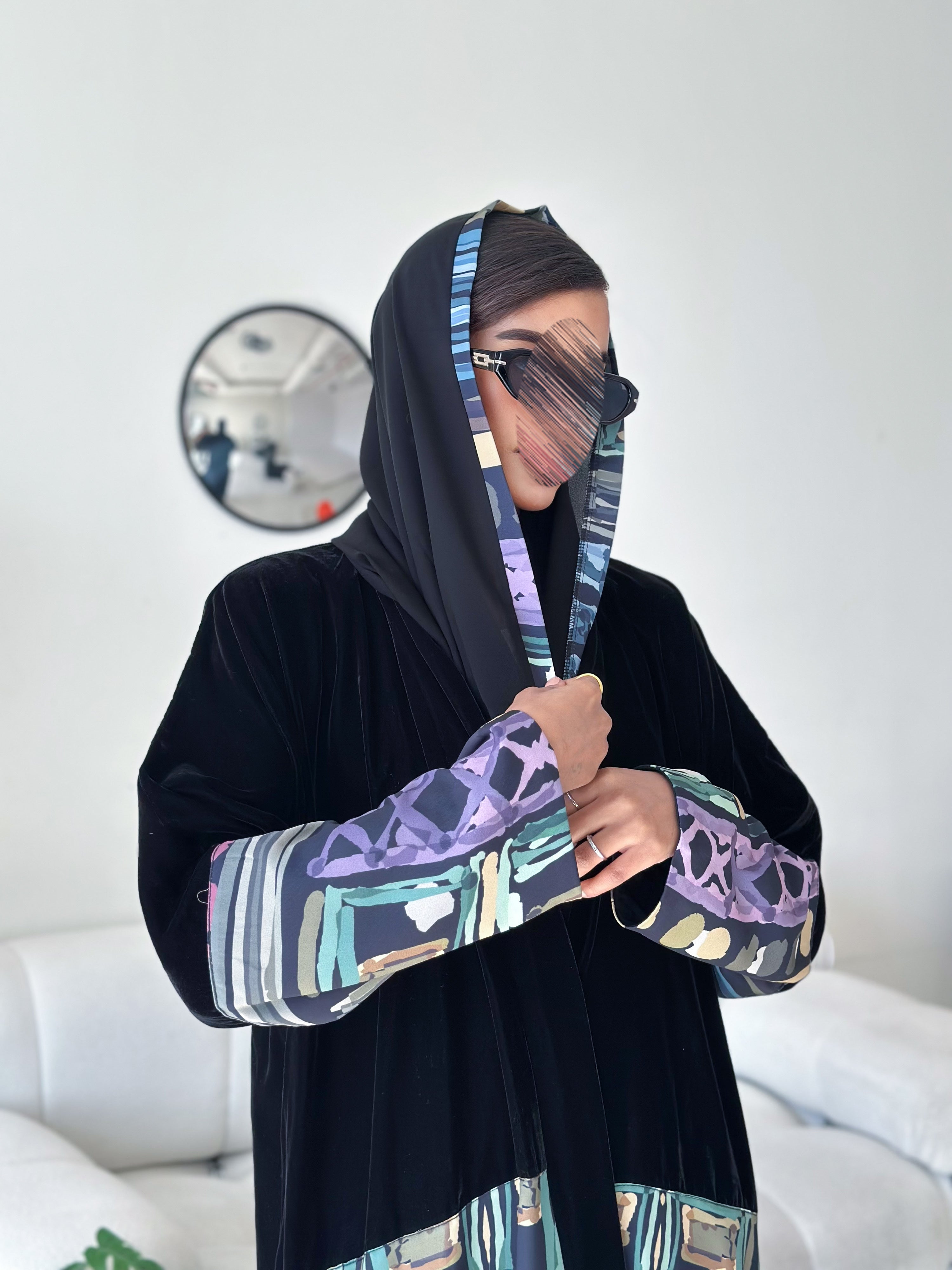 MWT577 - عباية مخمل مع طباعة ملونة