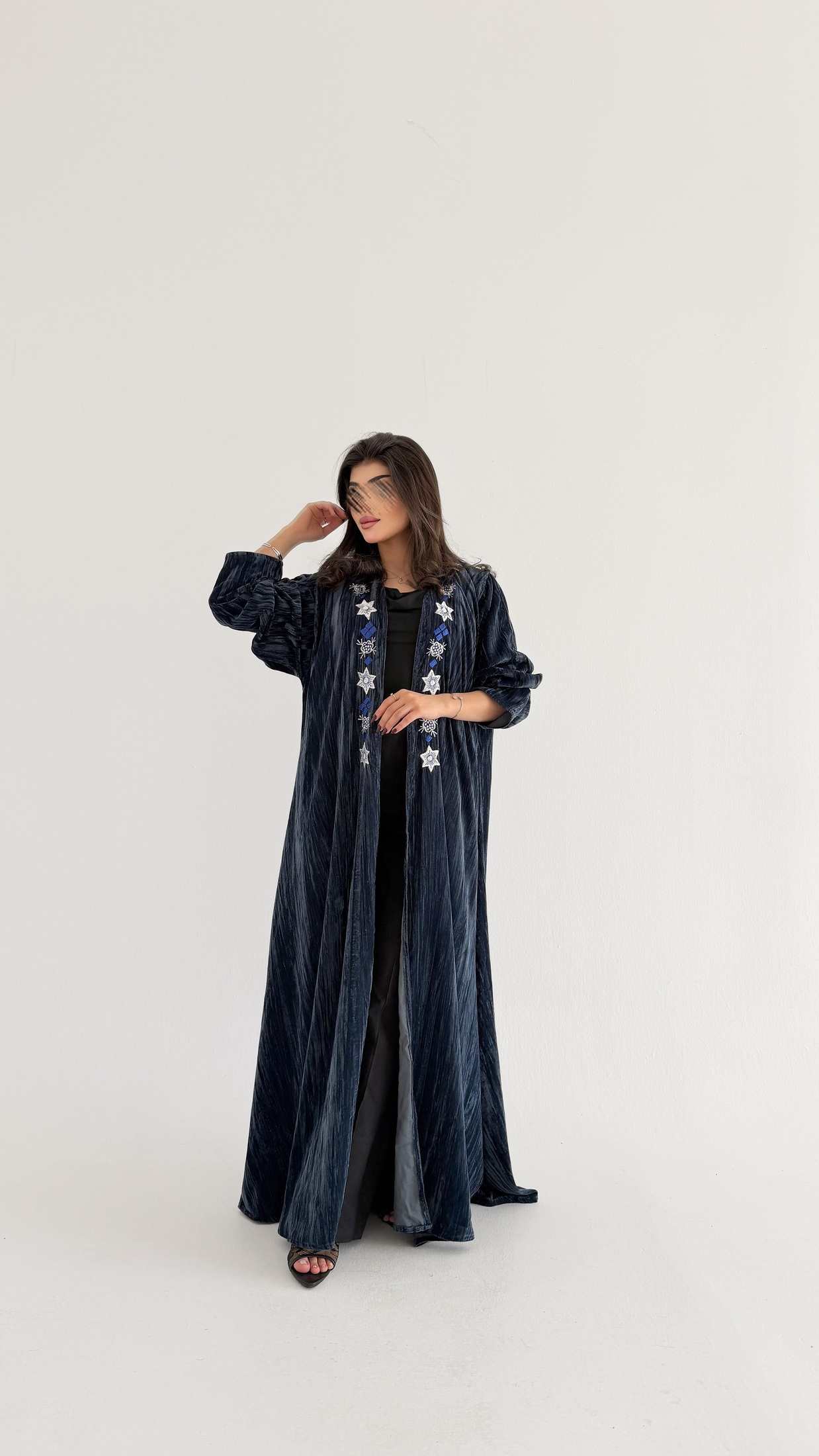MWT674 - عباية مخمل مع تطريز من الامام - Aya
