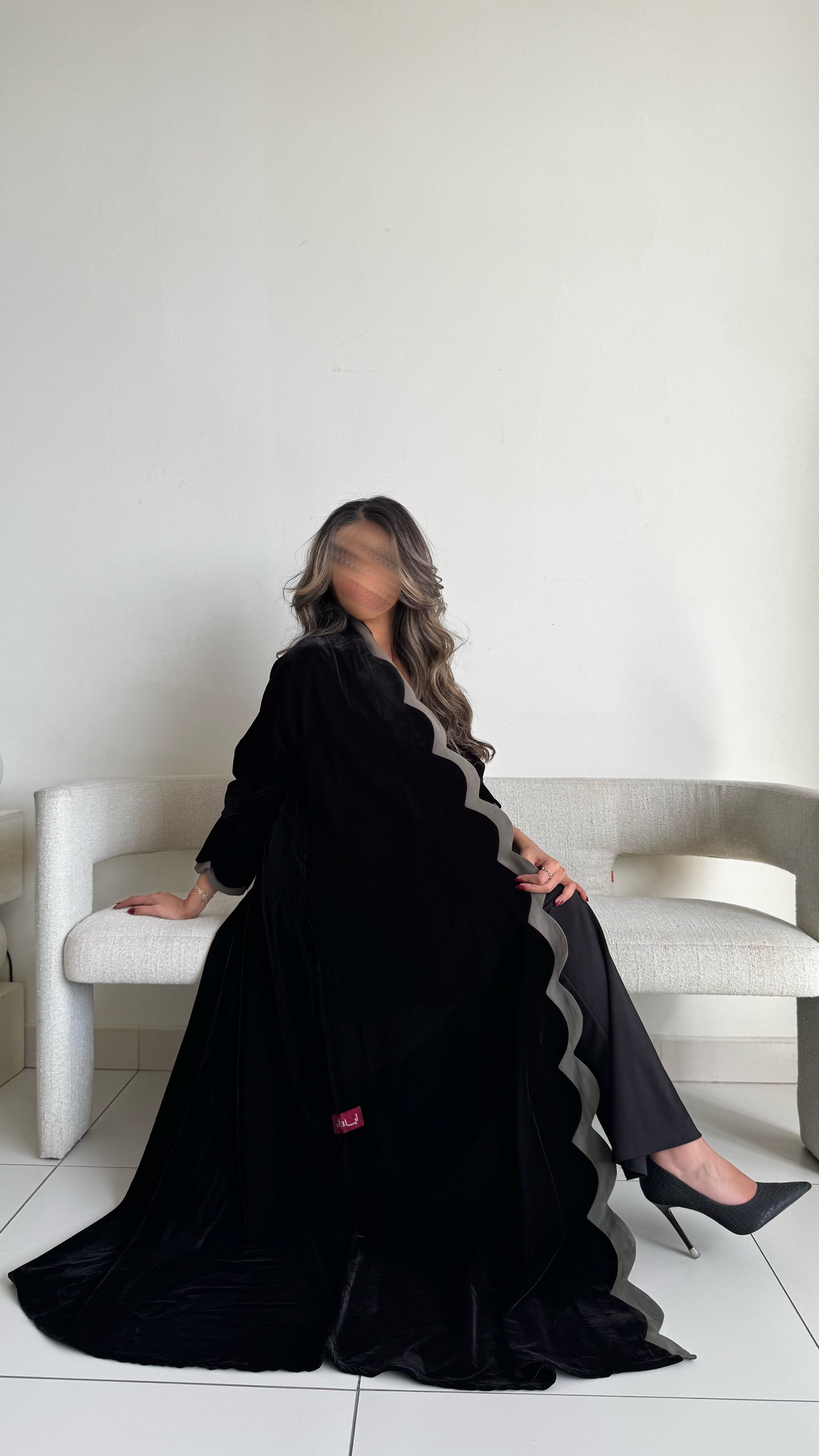 MWT539 - عباية مخمل أسود مع زيتي فاتح - Aya