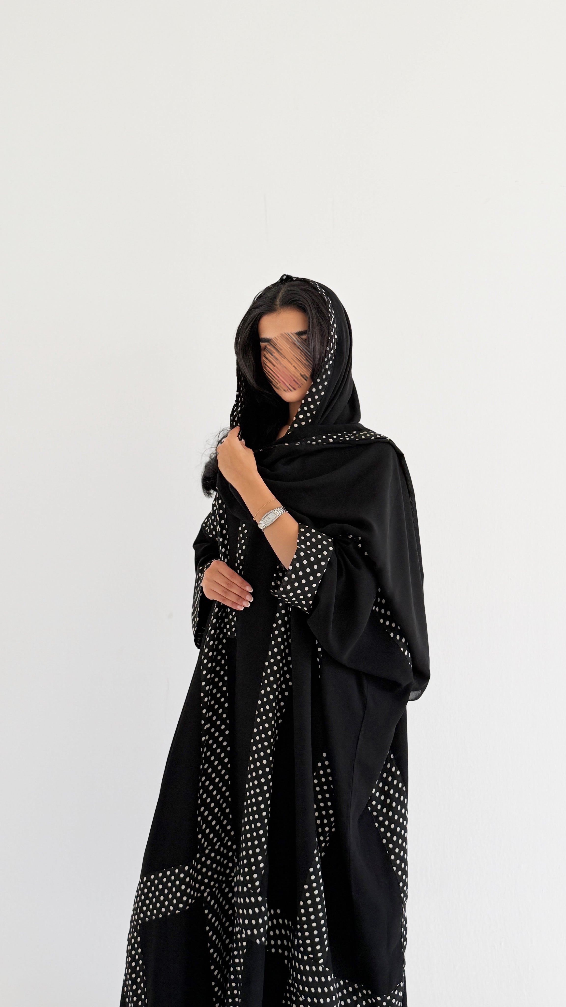 MWT1341 - عباية اسود مع تدخيلة منقط - Aya