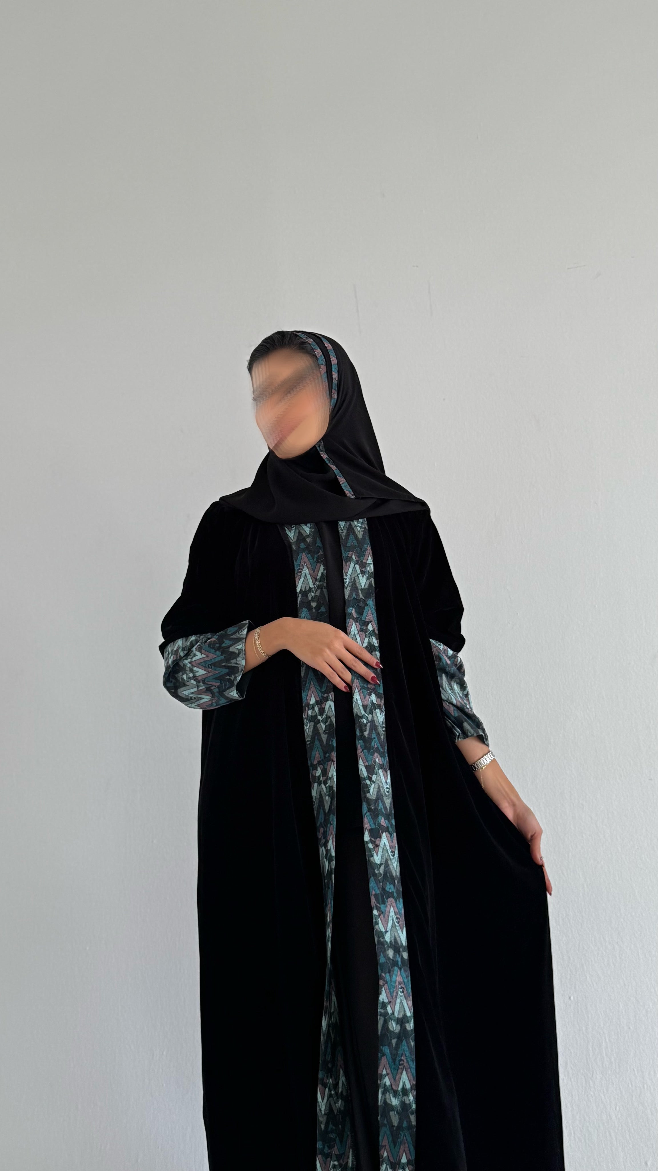 MWT561 - عباية مخمل مع تدخيلة الوان - Aya