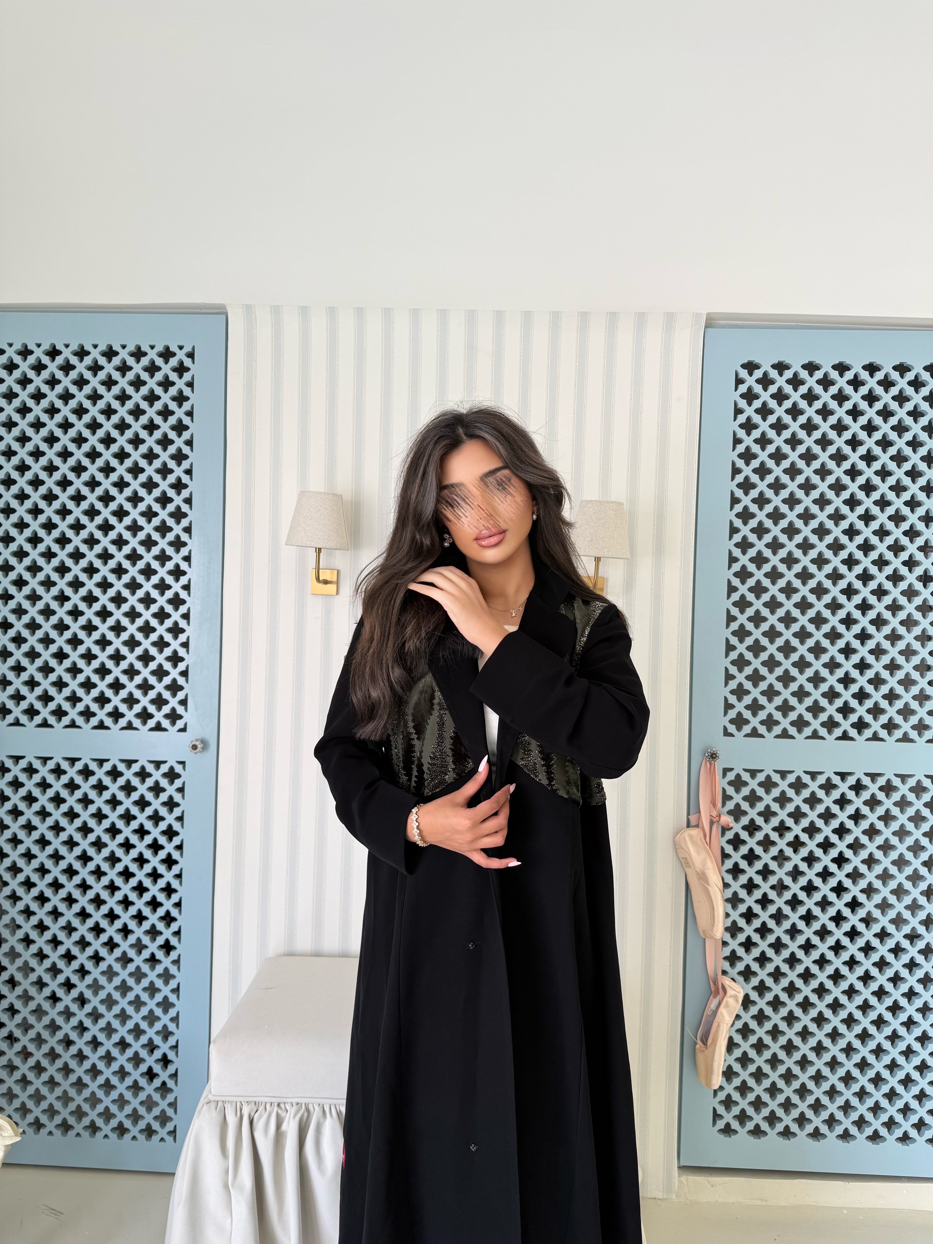 MW645 - Light Crepe Standing with Jacquard Half-Cloche