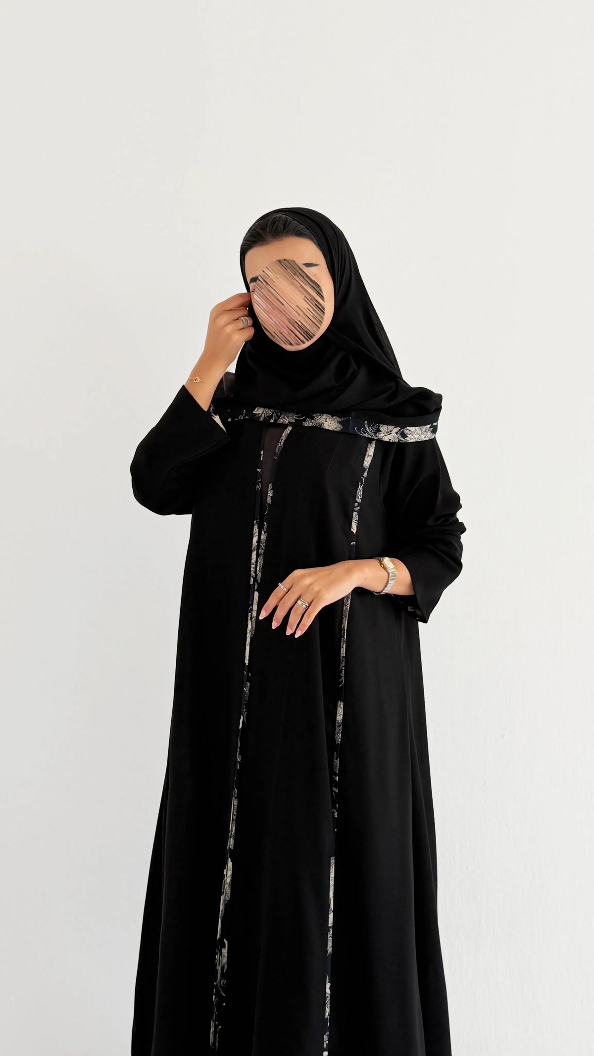 MWT1278 - عباية كريب اسود بتدخيلة مشجر - Aya