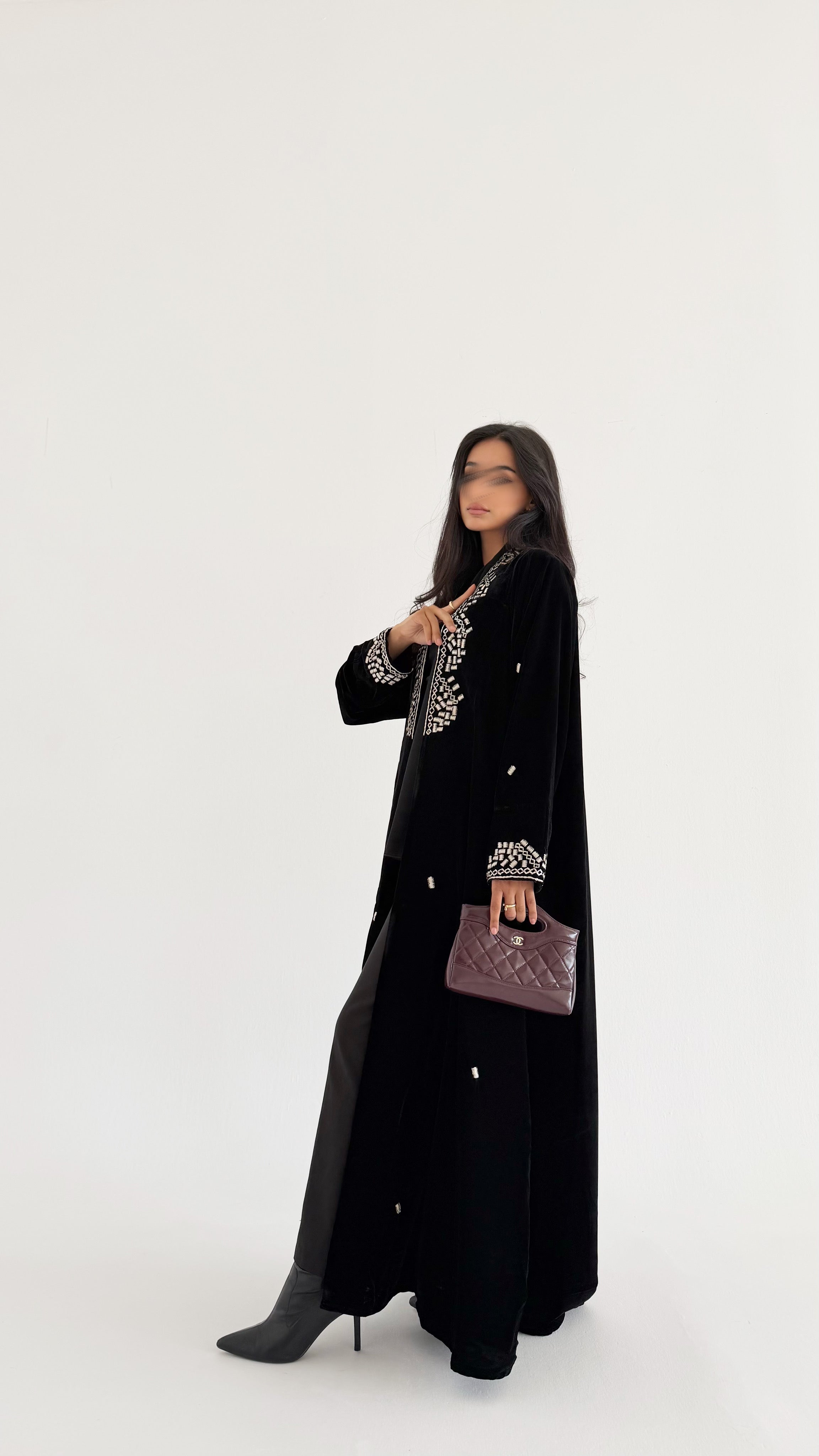 MWT684 - عباية مخمل اسود  تطريز من الامام