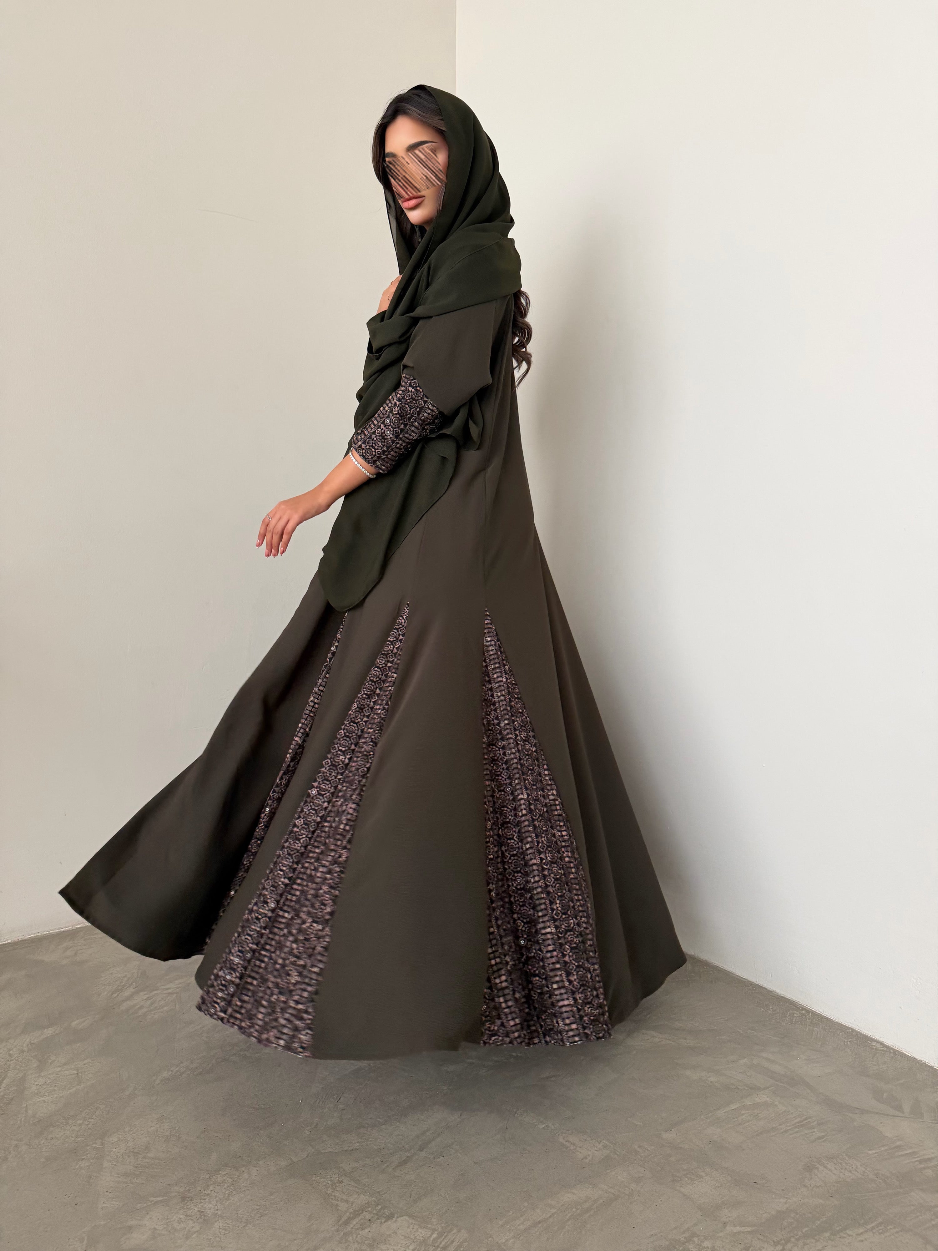 MWT770 - عباية كريب مع تدخيلة لنن هندي - Aya