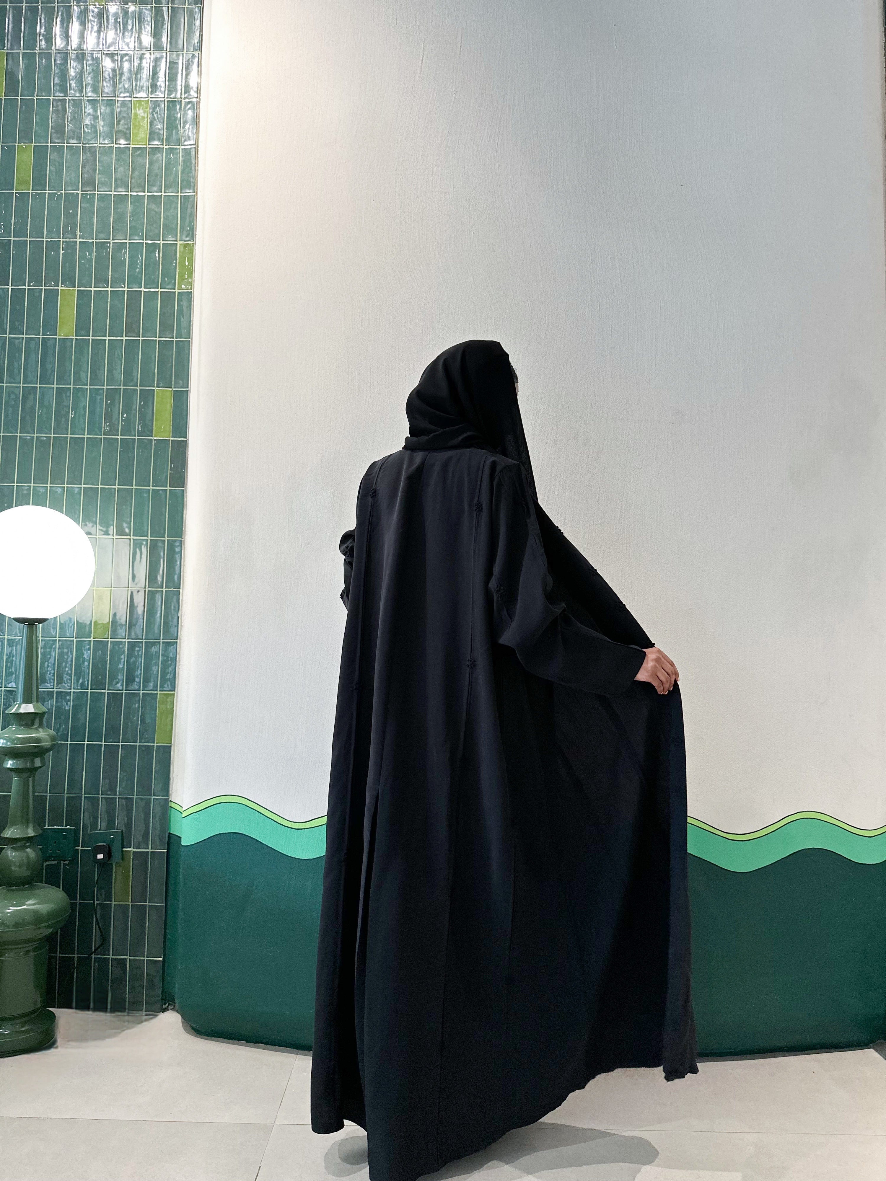 MWT368 - عباية اسود بقصة وشك وردات صغيره