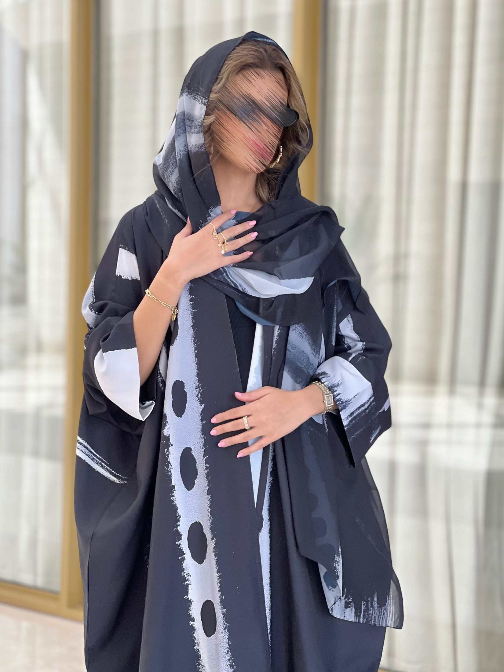 MWT330  - عباية طباعة حرير ابيض واسود - Aya