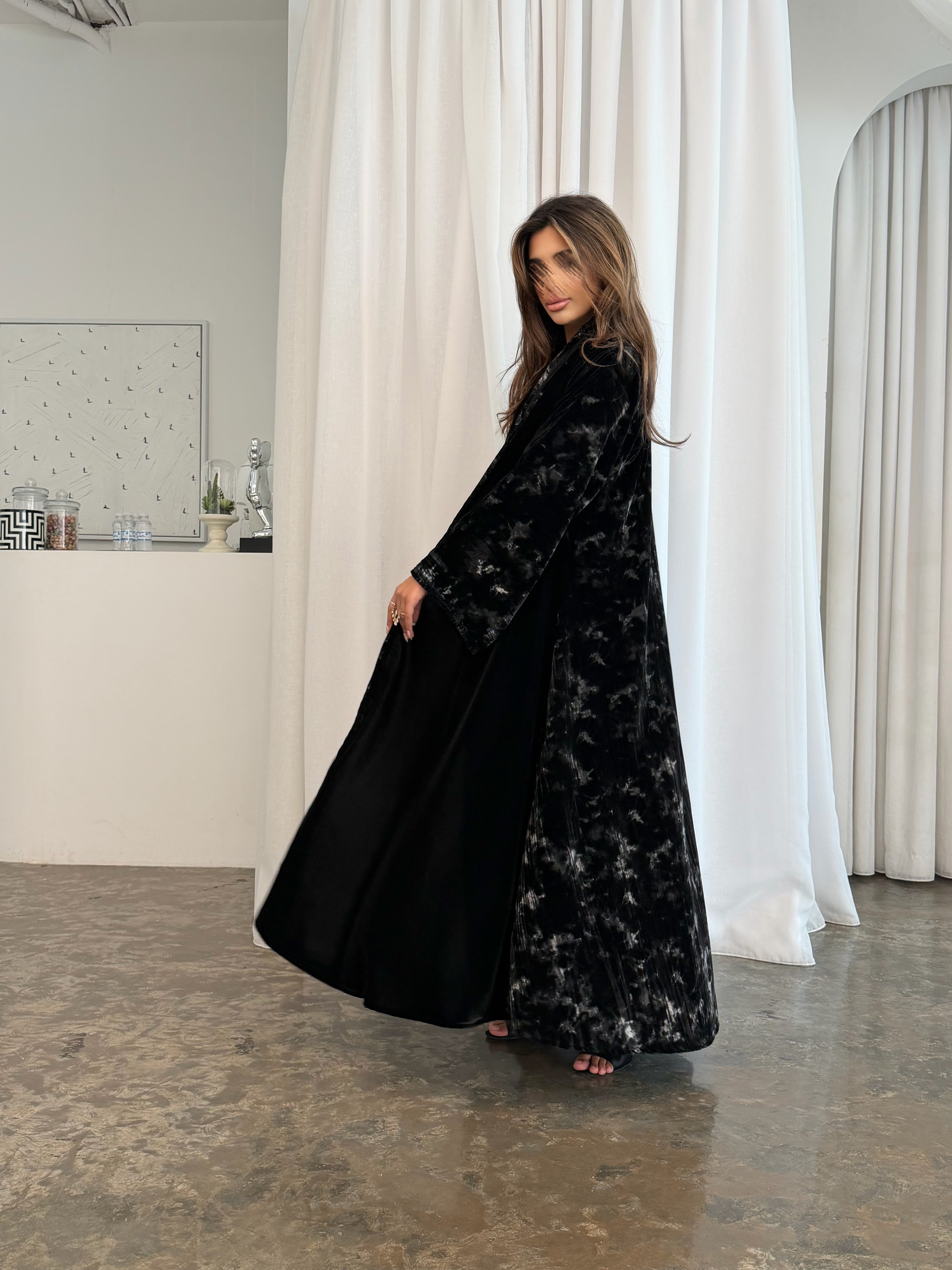 MWT998 - عبايةمخمل اسود سادة مع طباعة كلوش - Aya