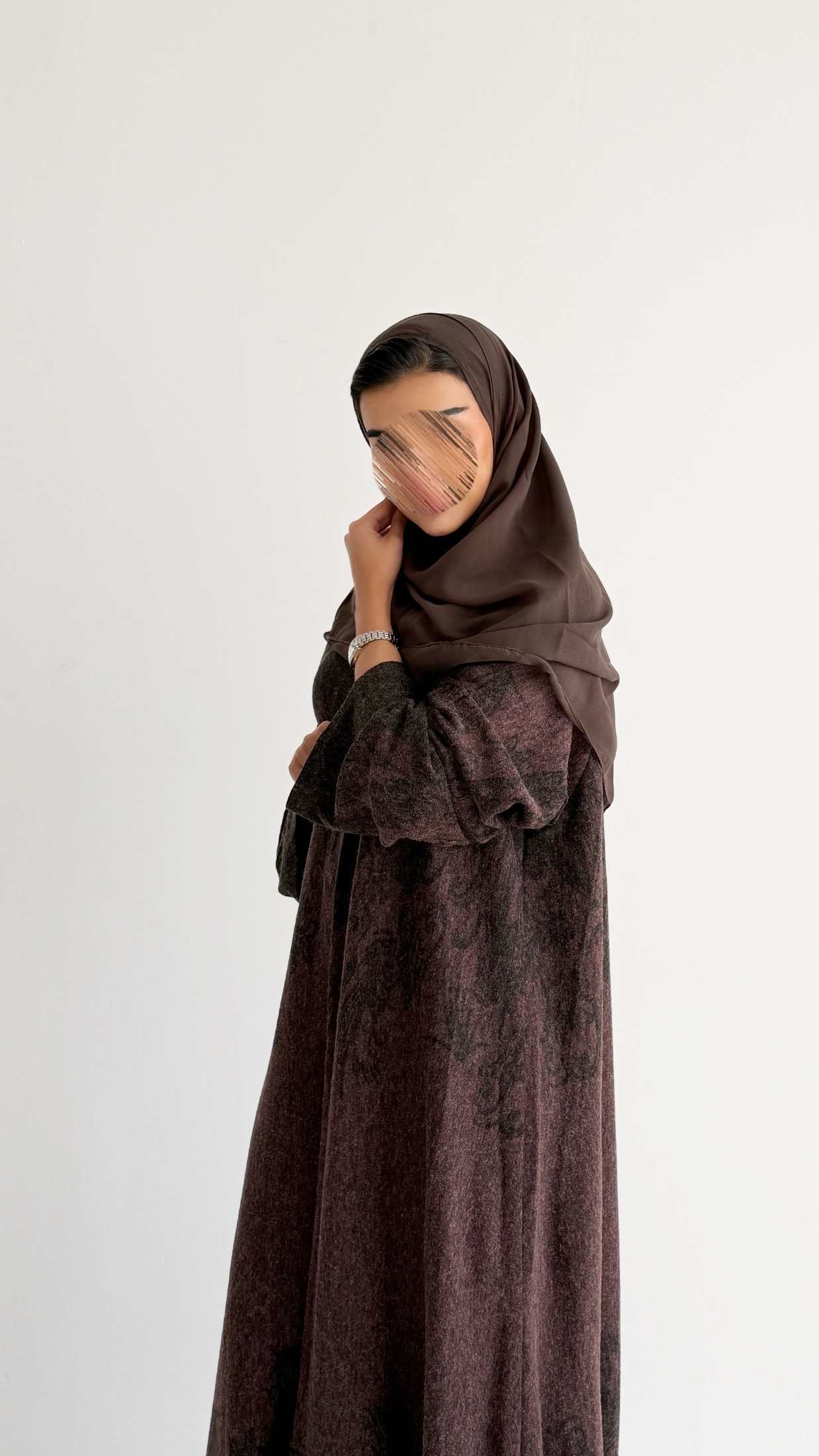 MW1855 - عباية مخمل كاملة طباعة برسمات راقية ودافئي - Aya