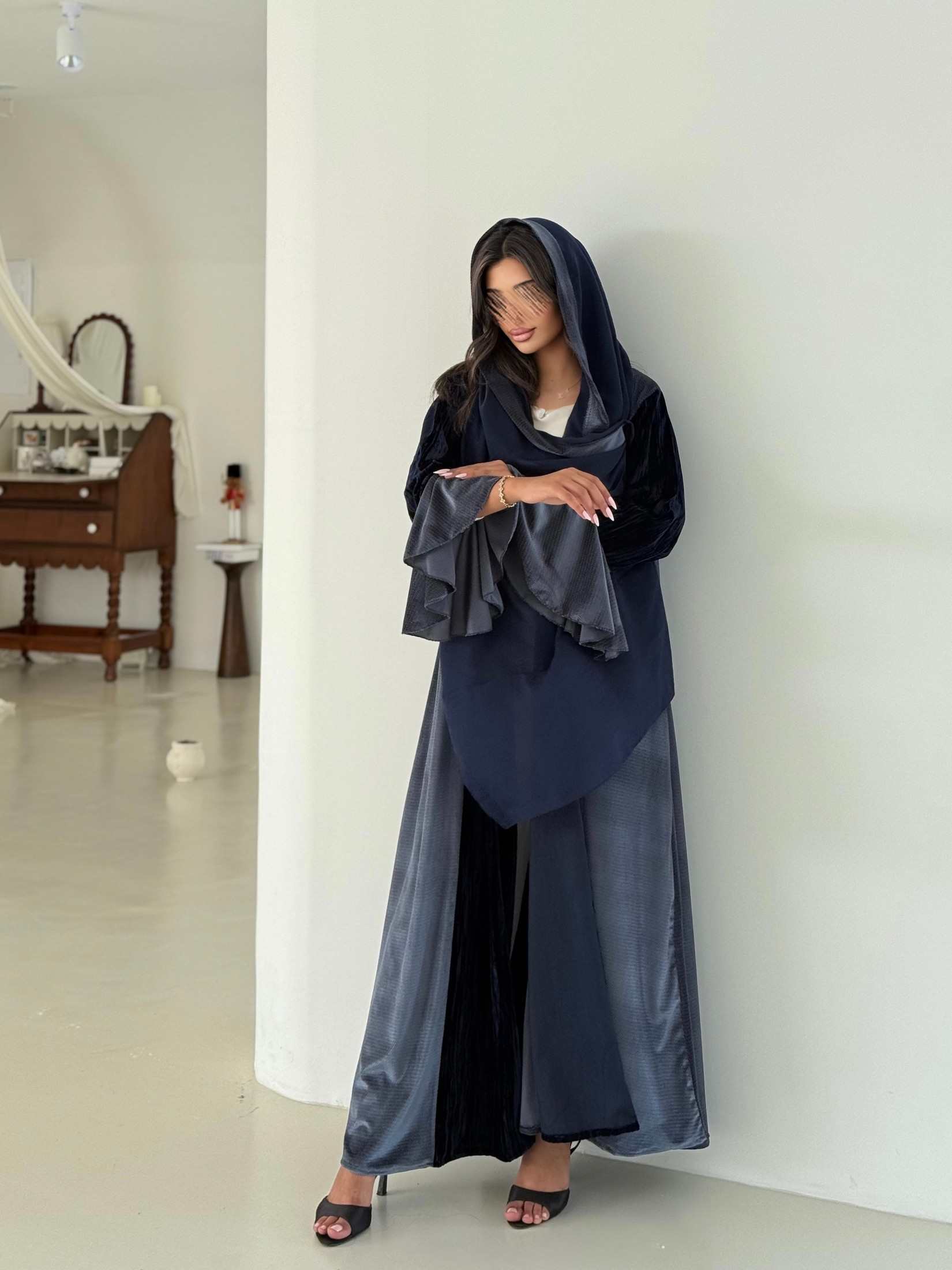 MWT966 - عبايه مخمل مع تدخيلة مخمل سترتش من الاجناب والاكمام - Aya