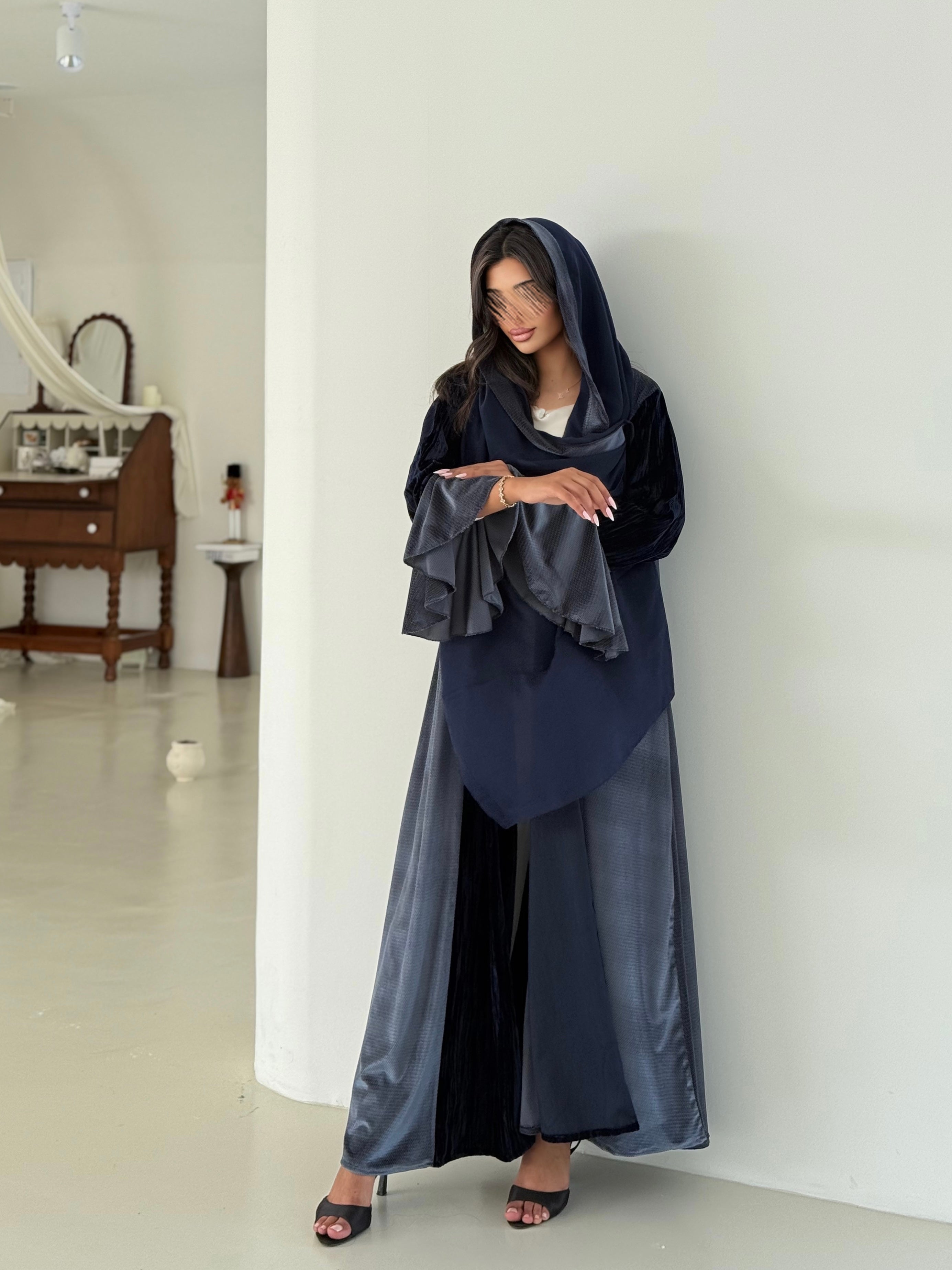 MW645 - Light Crepe Standing with Jacquard Half-Cloche