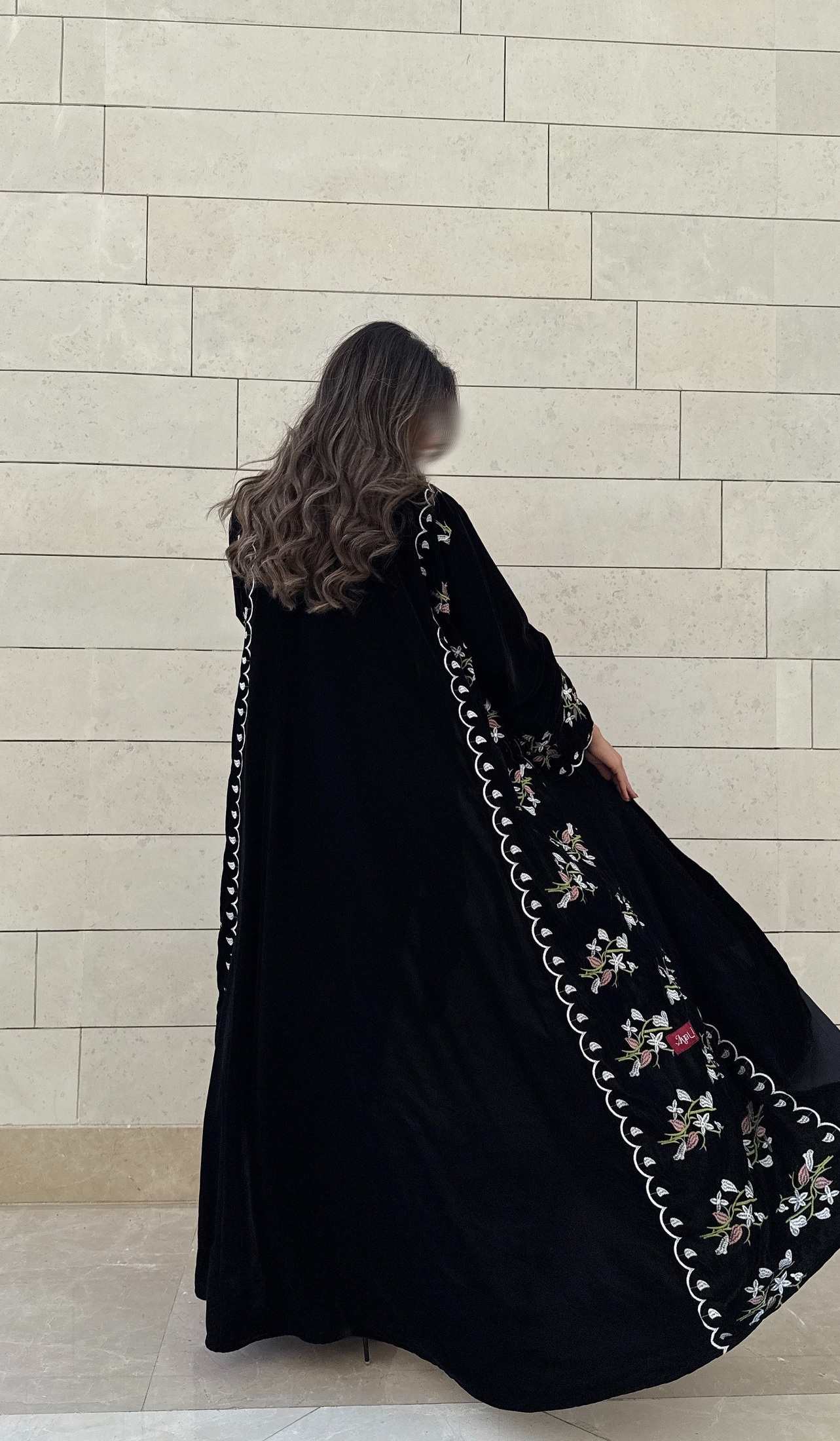 MWT566 - عباية مخمل سوداء بتطريز ورد على الجوانب - Aya