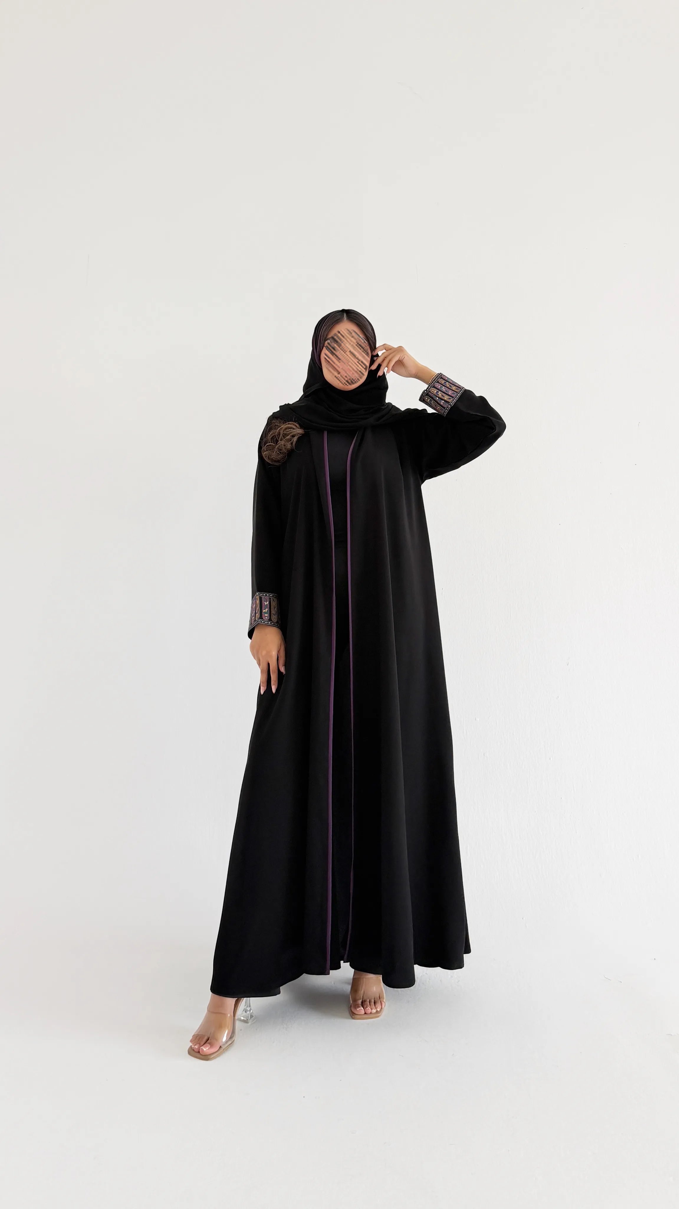 MWT2147 - عبايه سوداء بخطوط بالامام وتدخيله كلفة تطريز