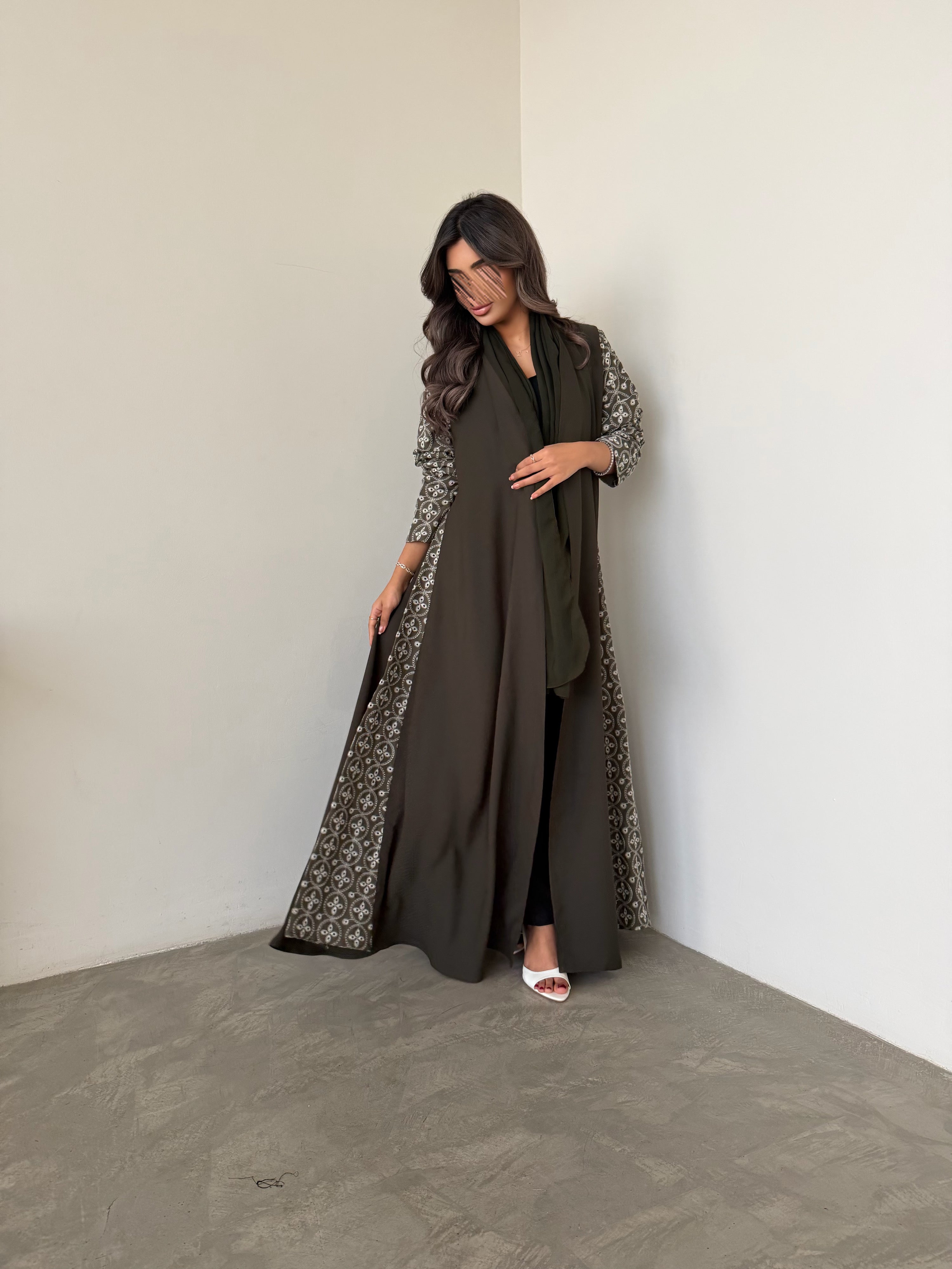 MWT767 - عباية كريب مع تدخيلة لنن هندي - Aya