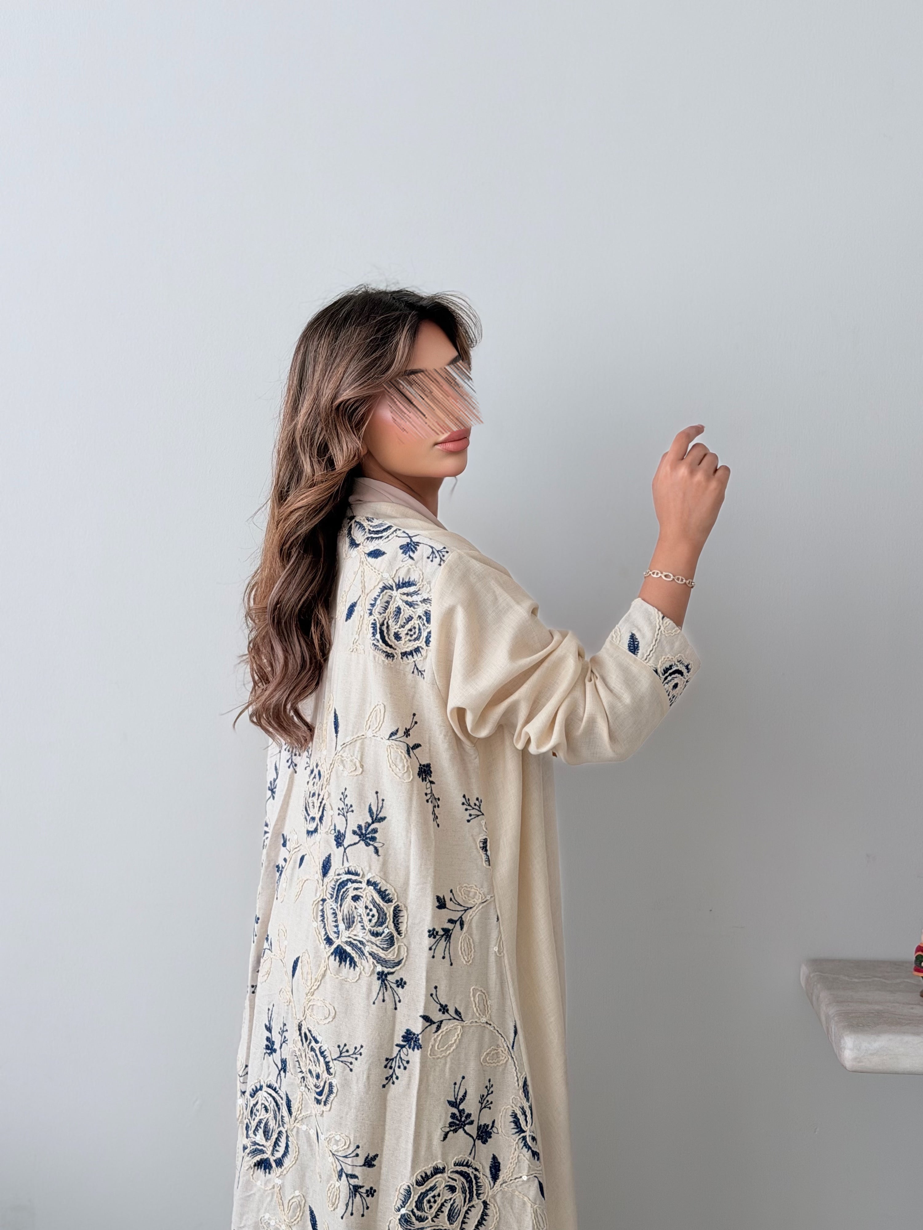 MWT781 - عباية لنن مع خلف لنن مطرز - Aya