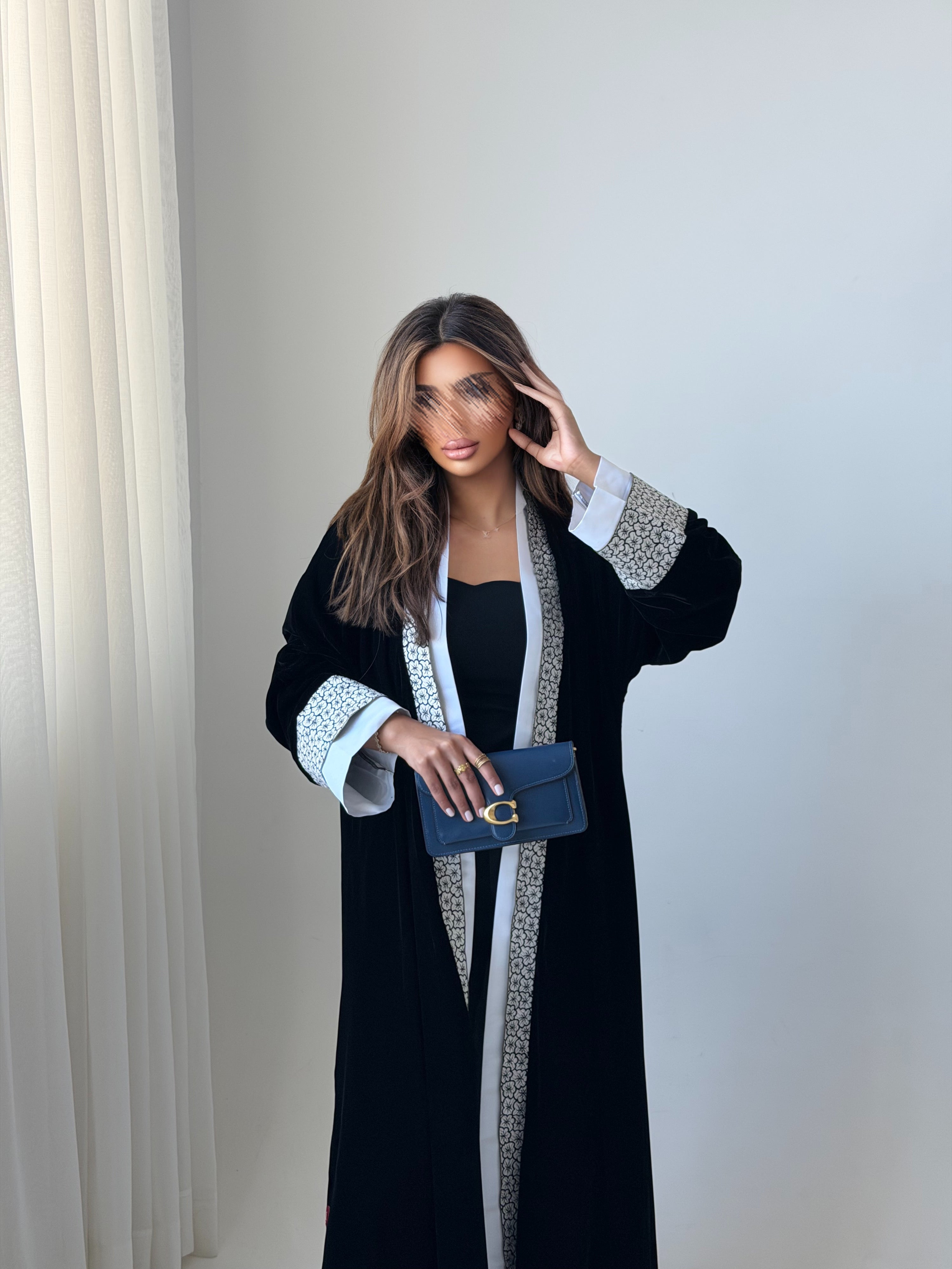 MWT963 - عباية مخمل مع تدخيله كلفه ورد من الامام