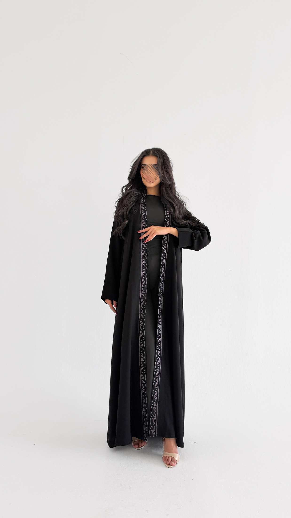 MWT1019 - عبايه اسود مع تطريز من الامام - Aya