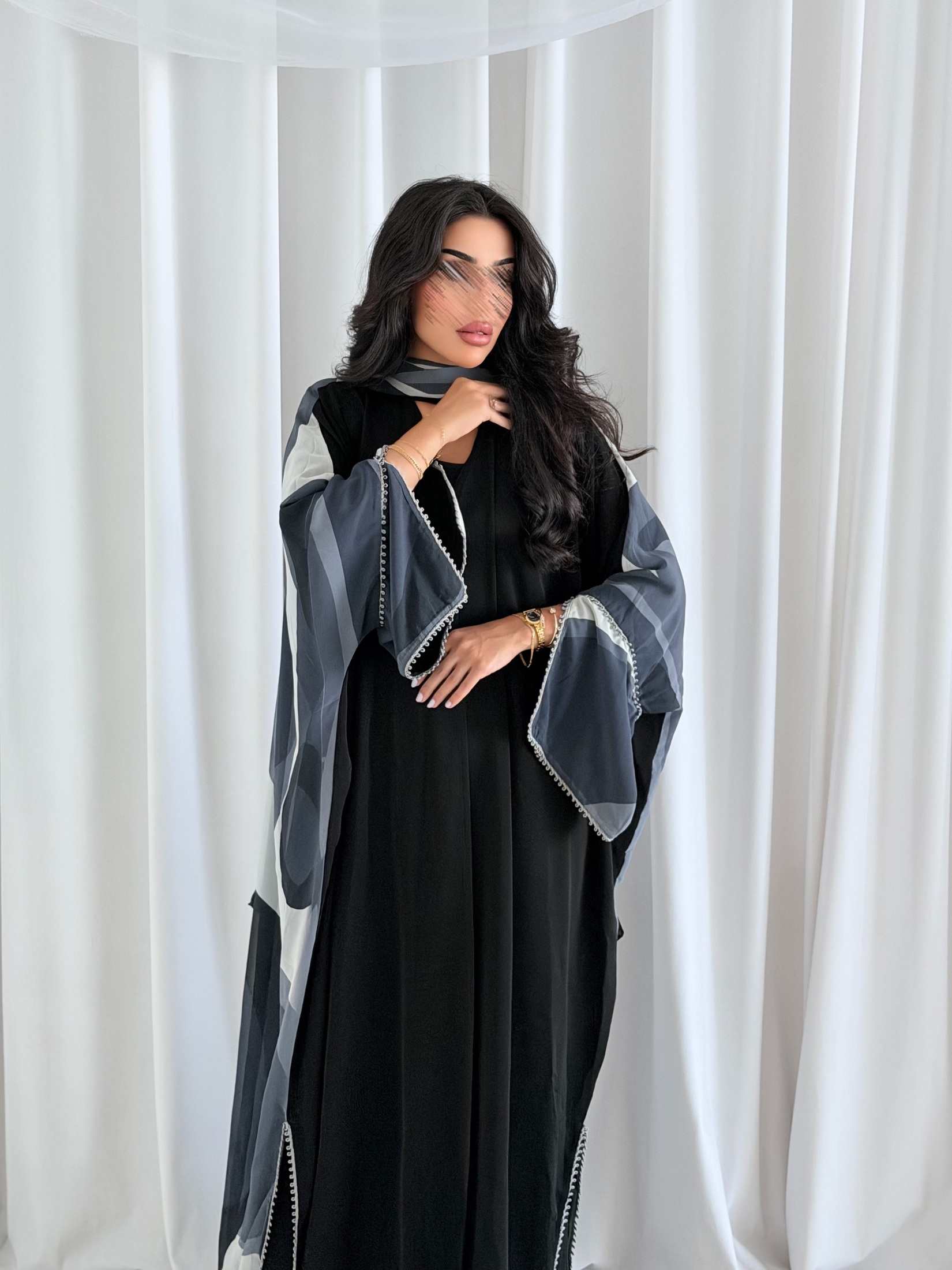 MWT5223 - عبايه اسود يومي مع تدخيلات كلفة ابيض والخلف طباعه - Aya