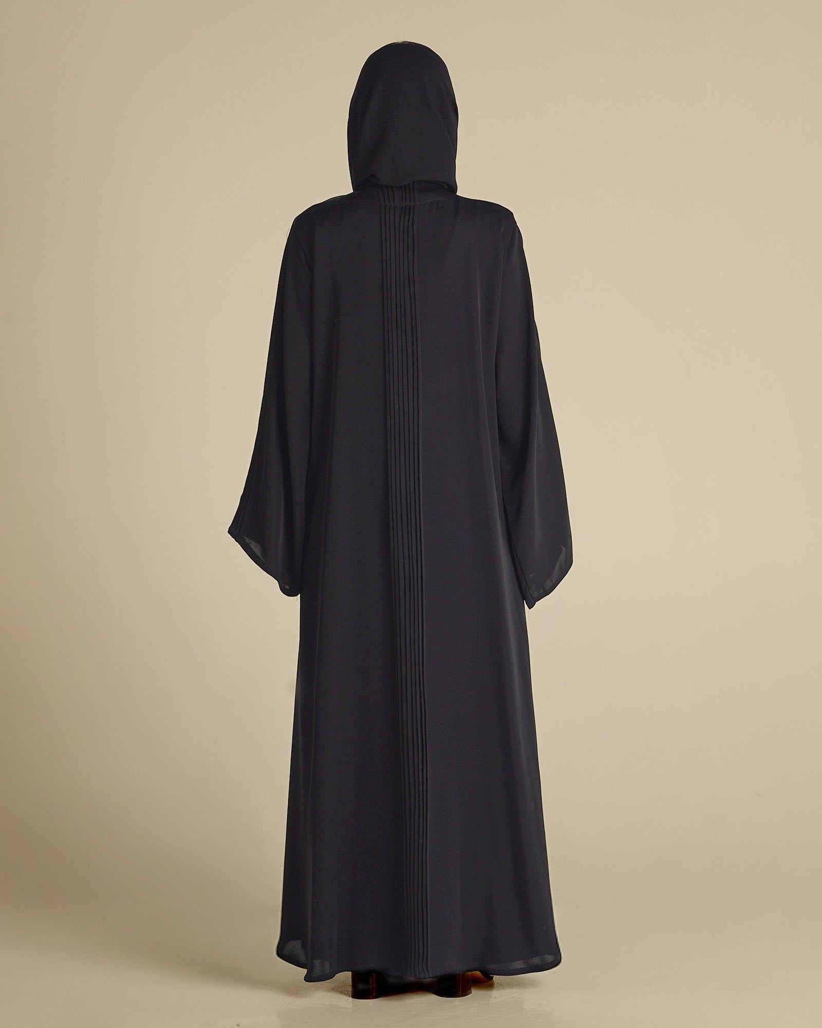 MW1264 - عباية سوداء رسمية مع قفل حديد وتطريز