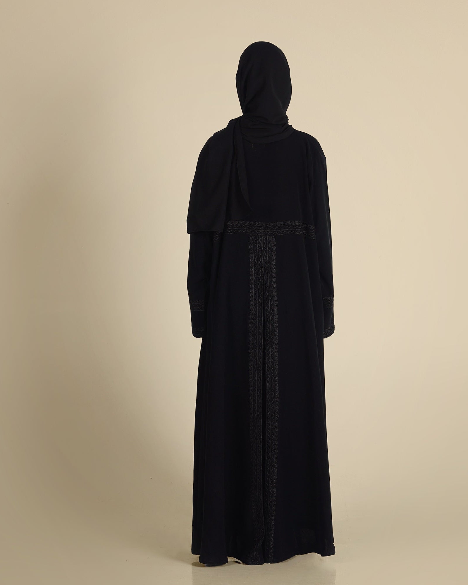 MW1265 - عباية سوداء مطرزه مع كسرة في الخلف