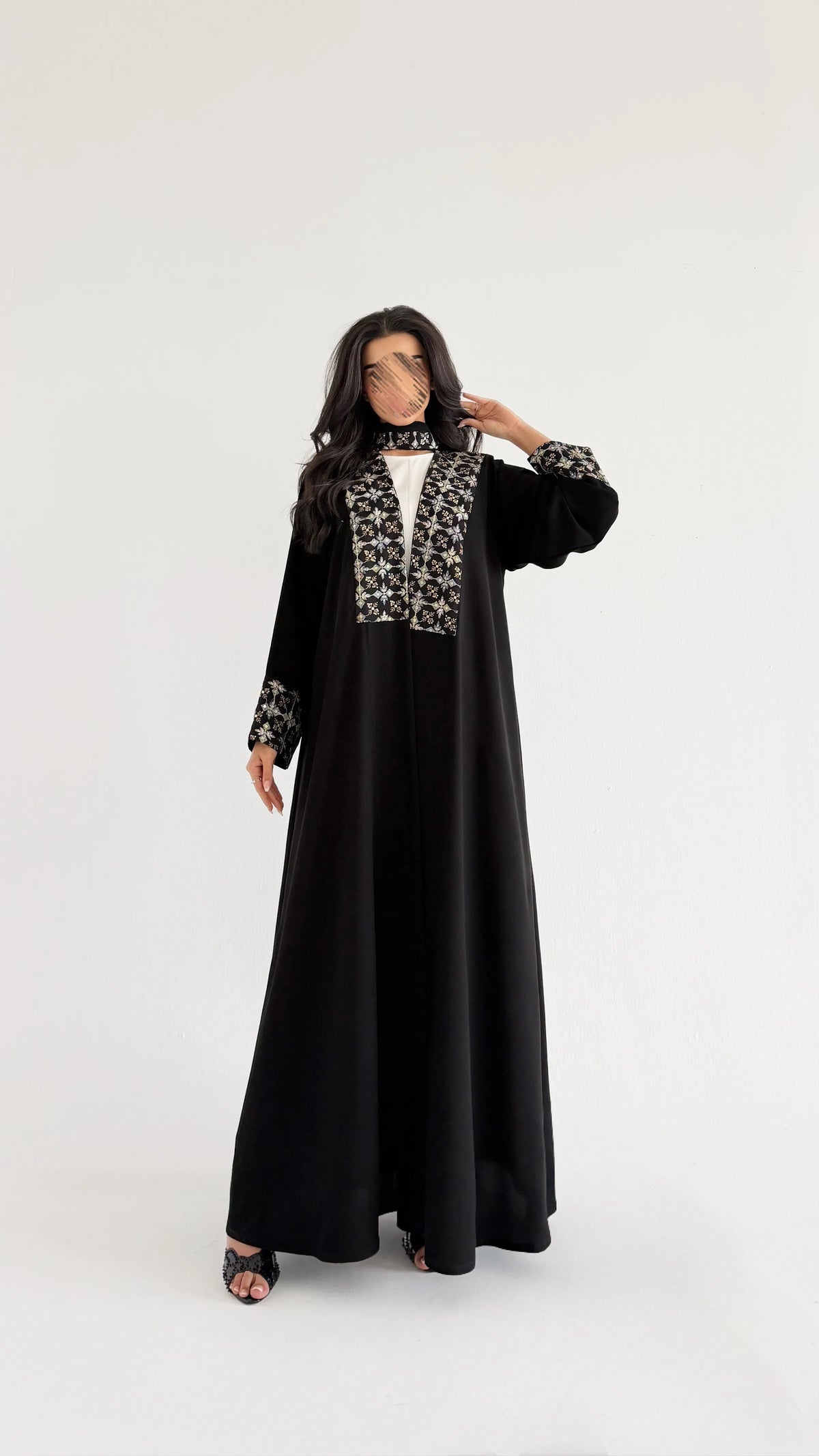 MWT5244 - عباية اسود يومية مع قماش تطريز