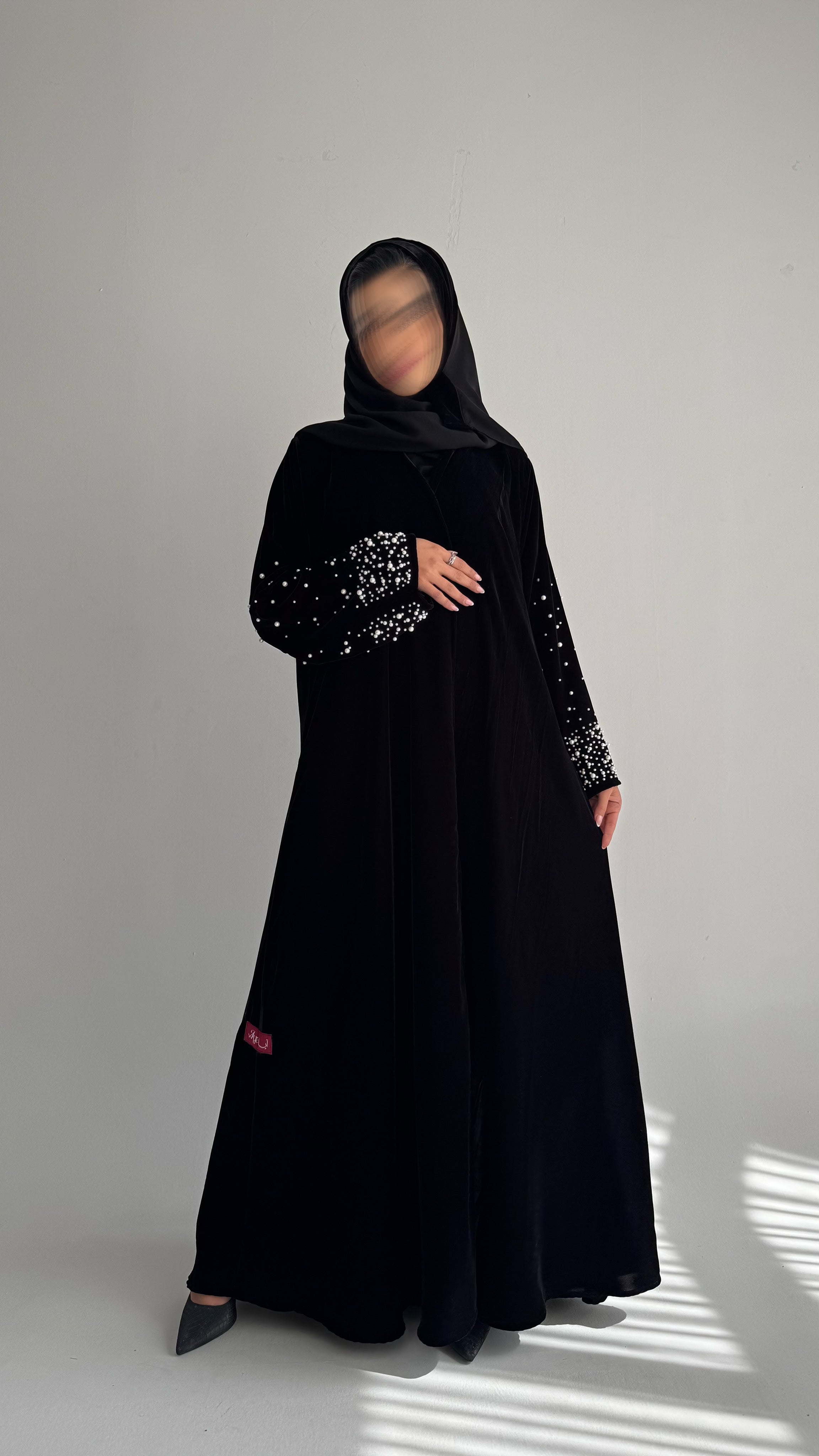 MWT698 - عباية مخمل مع لؤلؤ  بالاكمام