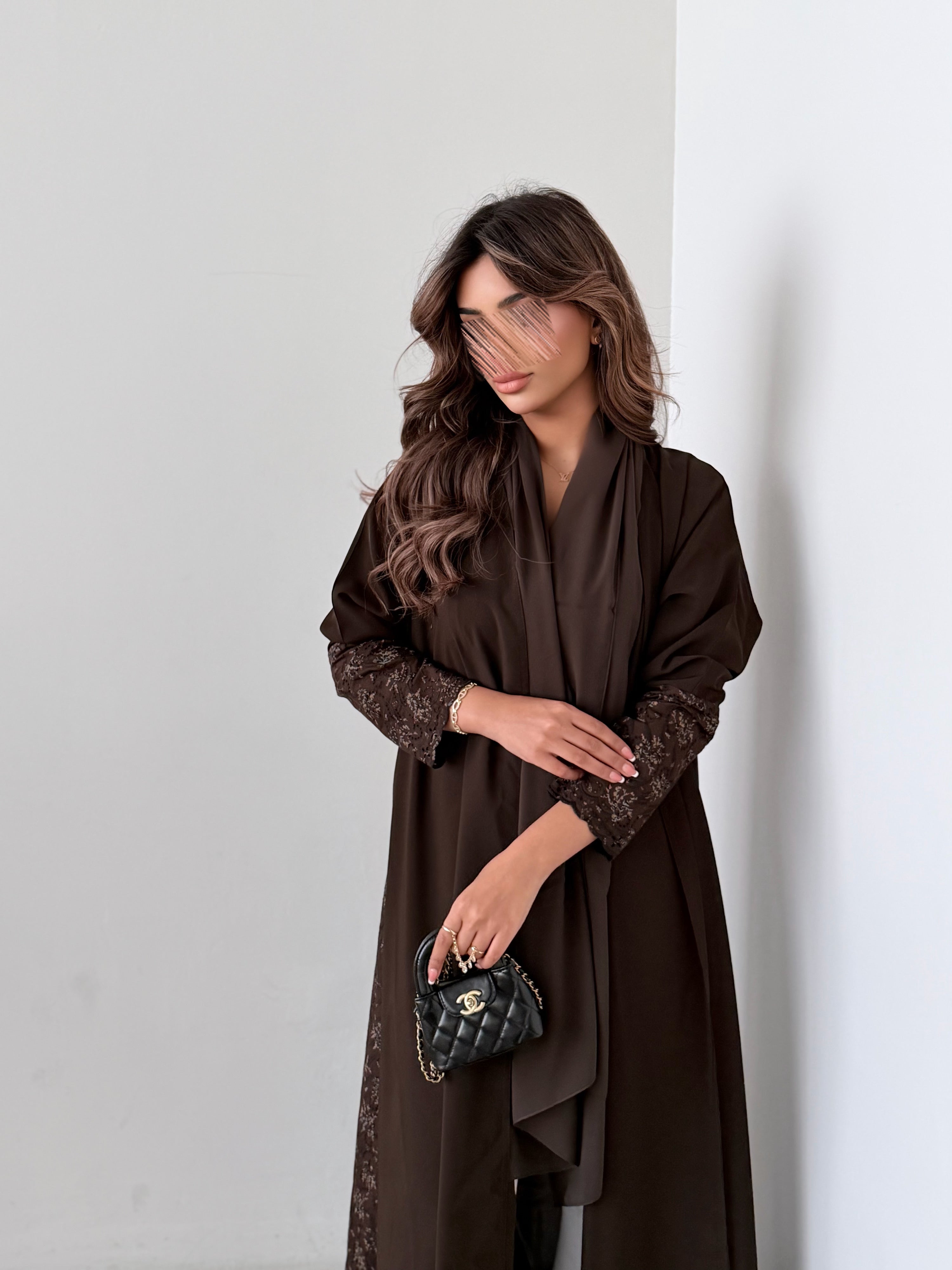 MWT782 - عباية بنية مع ركامة بنية موردة - Aya