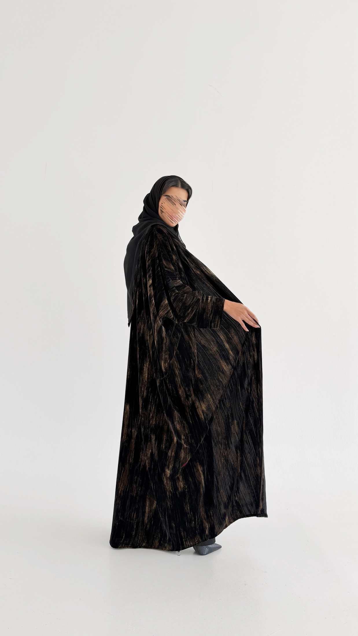 MW2010 - عباية مخمل مع فستان كريب - Aya