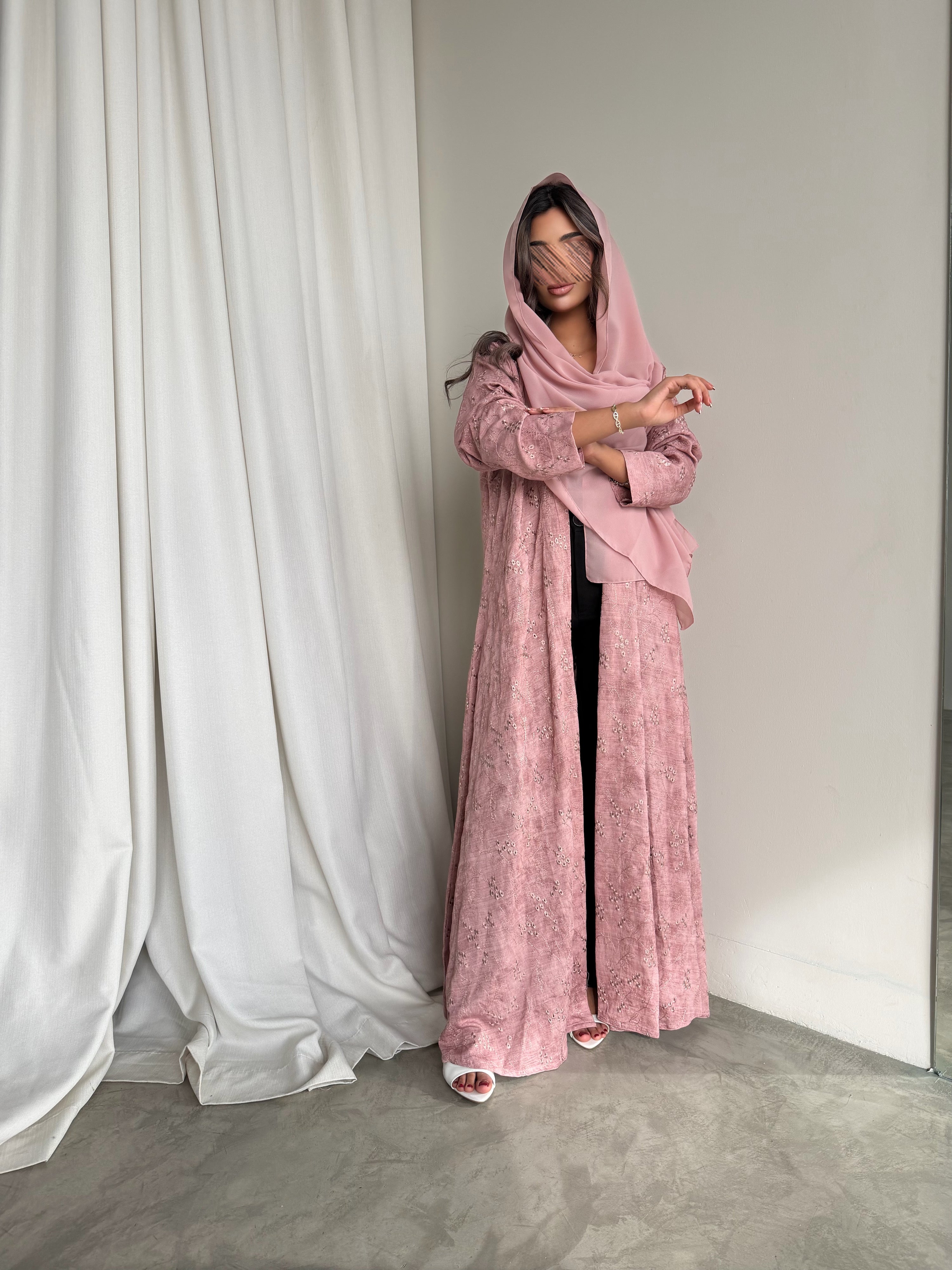 MWT779 - عباية كريب مموجه بتطريز ورد - Aya