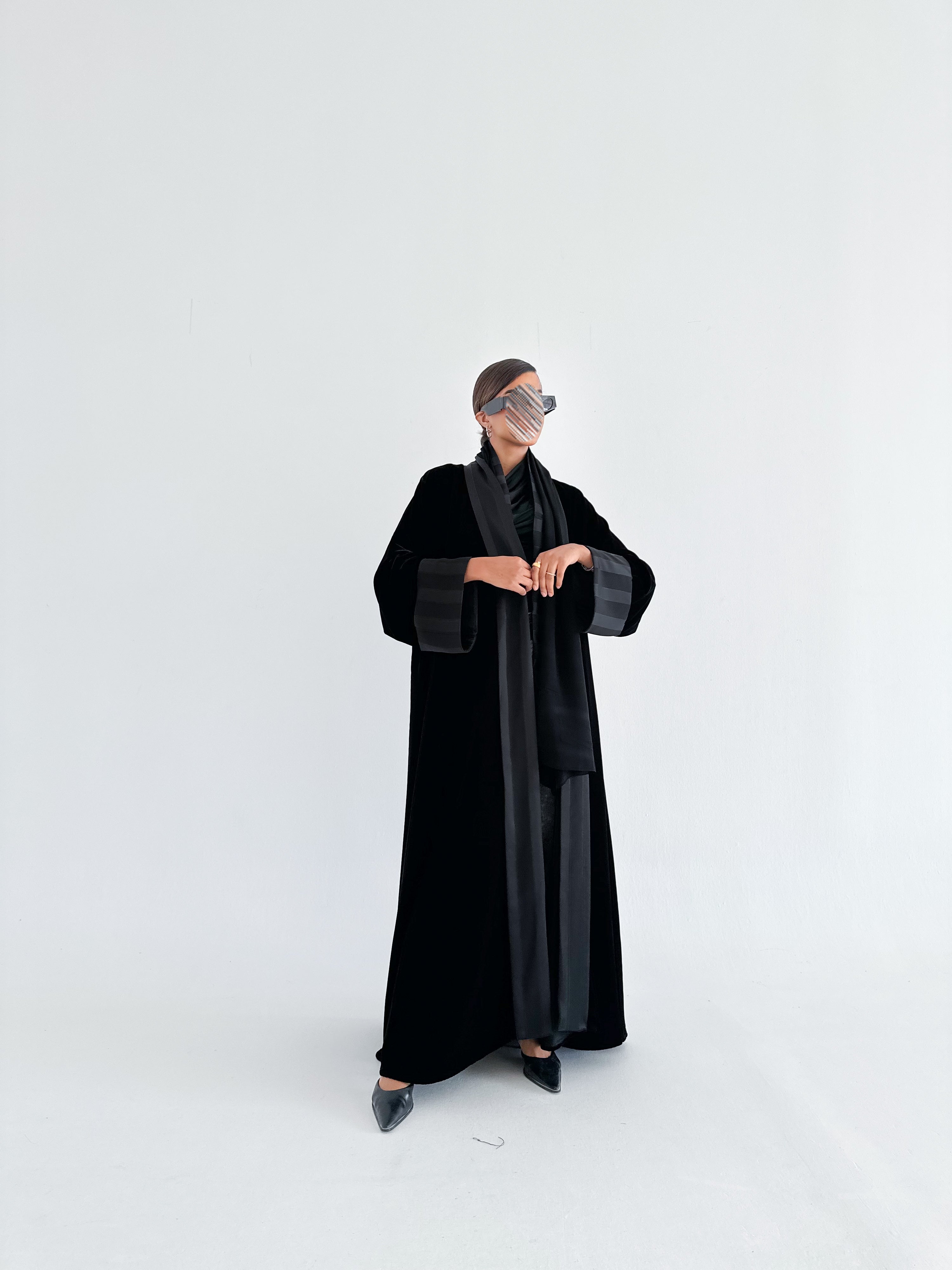 MWT688 - عباية مخمل مع تدخيلة ساتان - Aya