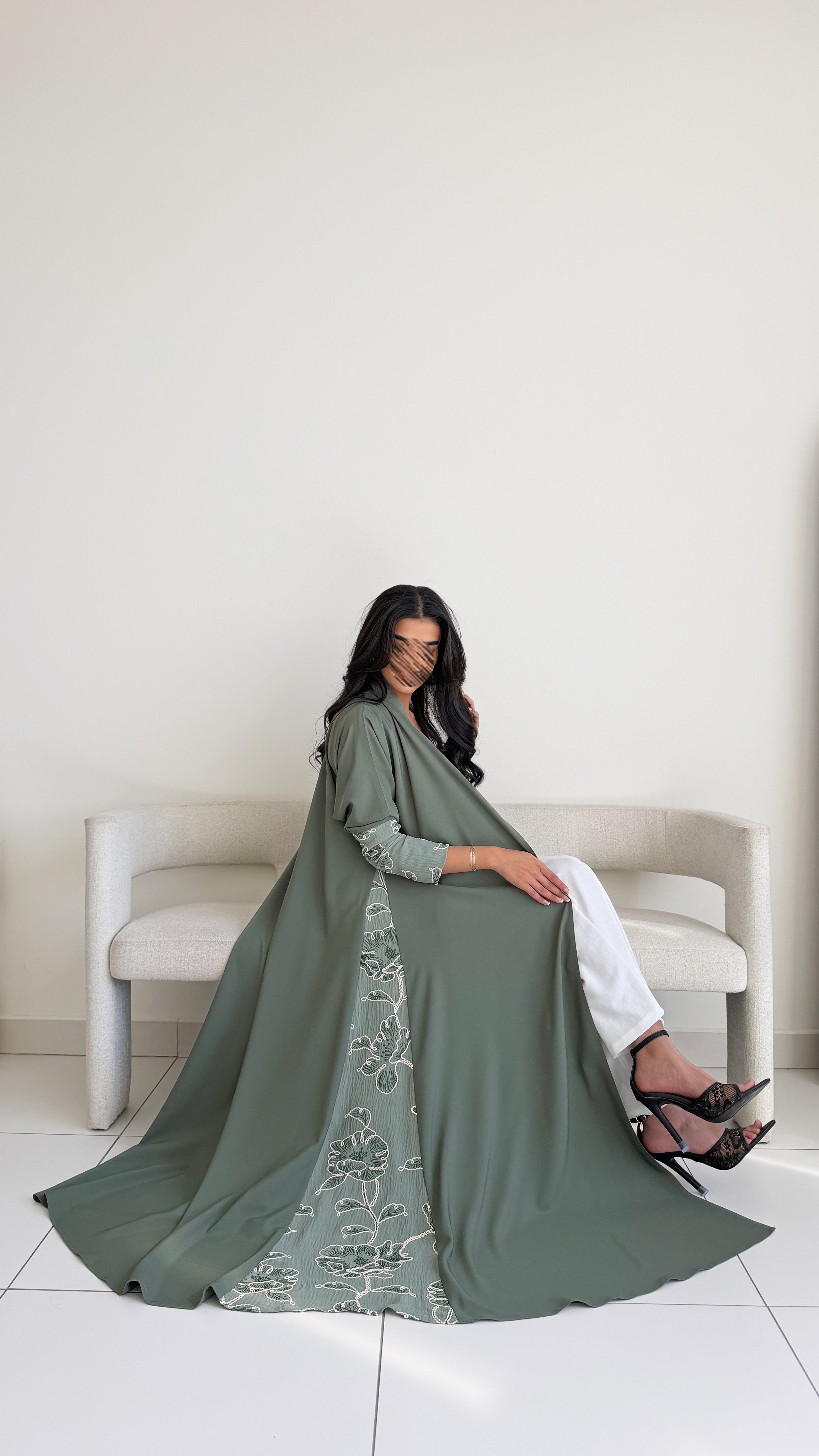 MWT1130 - عباية كريب بتدخيلة تطريز - Aya