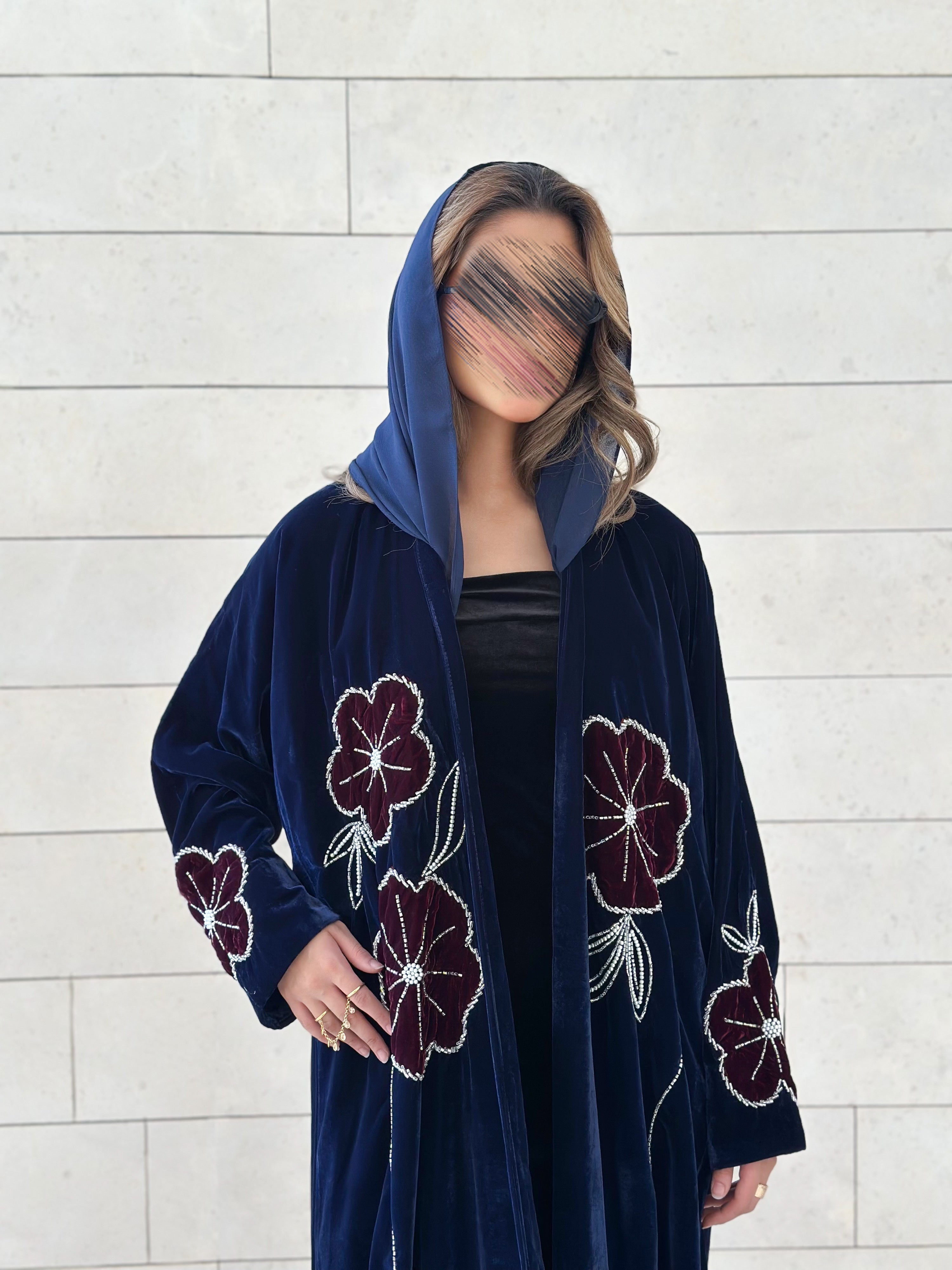 MWT543 - عباية مخمل مع تطريز وشك