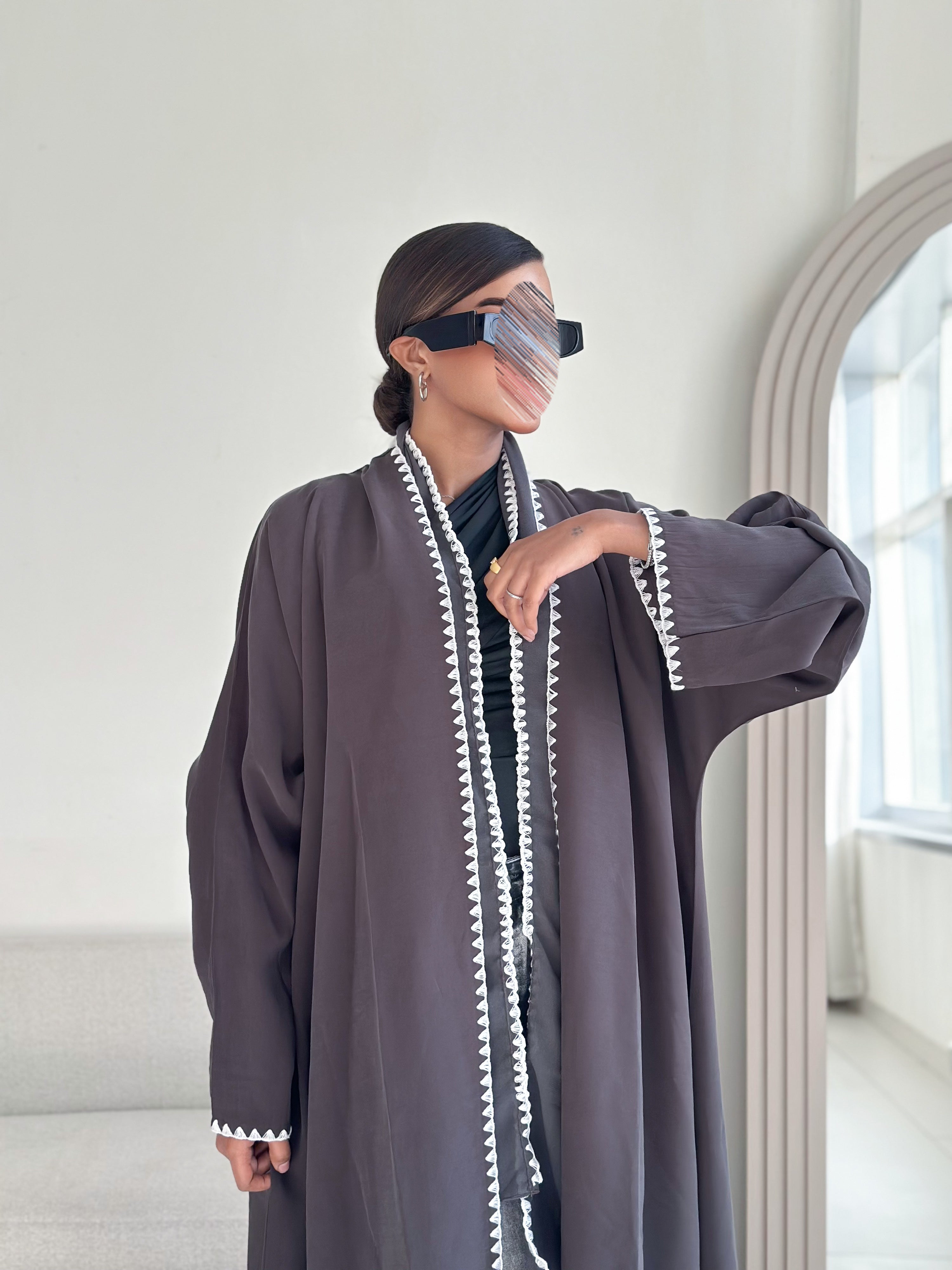 MW1391 - عباية  حرير ياباني بتطريز أبيض في الأطراف