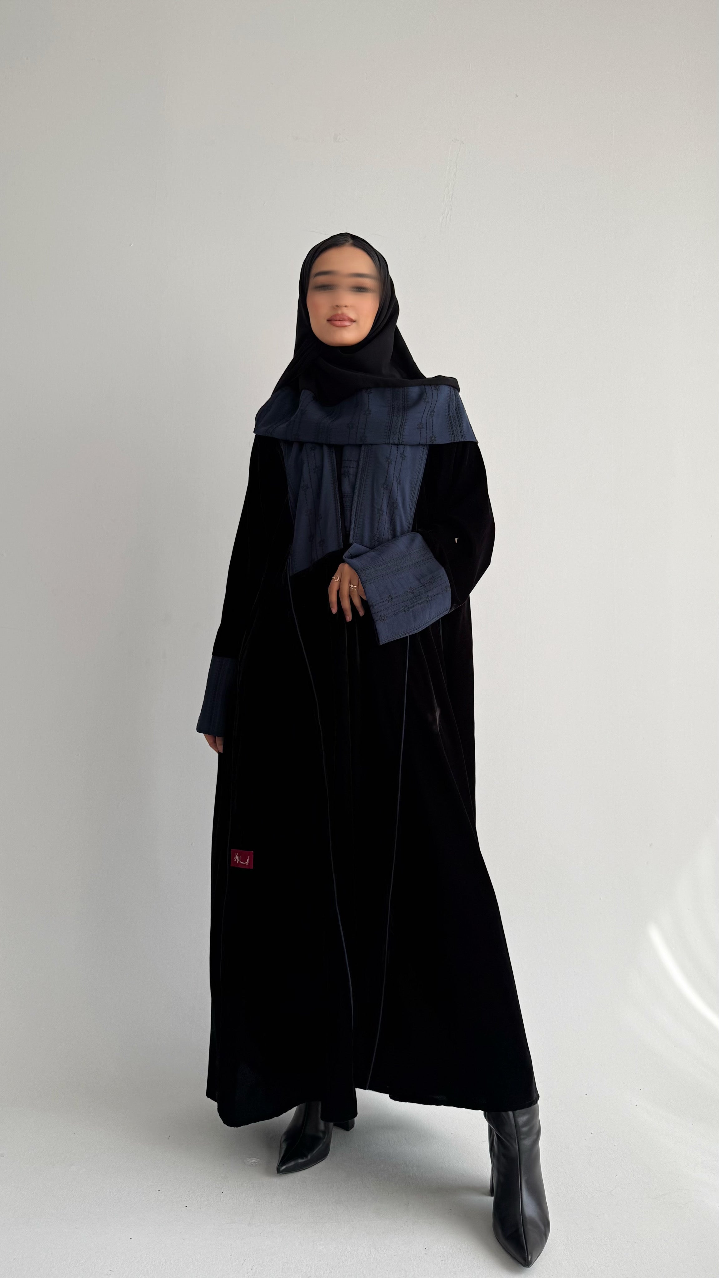 MW1840 - عباية مخمل مع اضافة تدخيلة الجاكار المطرز ليمنحك اطلالة راقية وعصرية - Aya