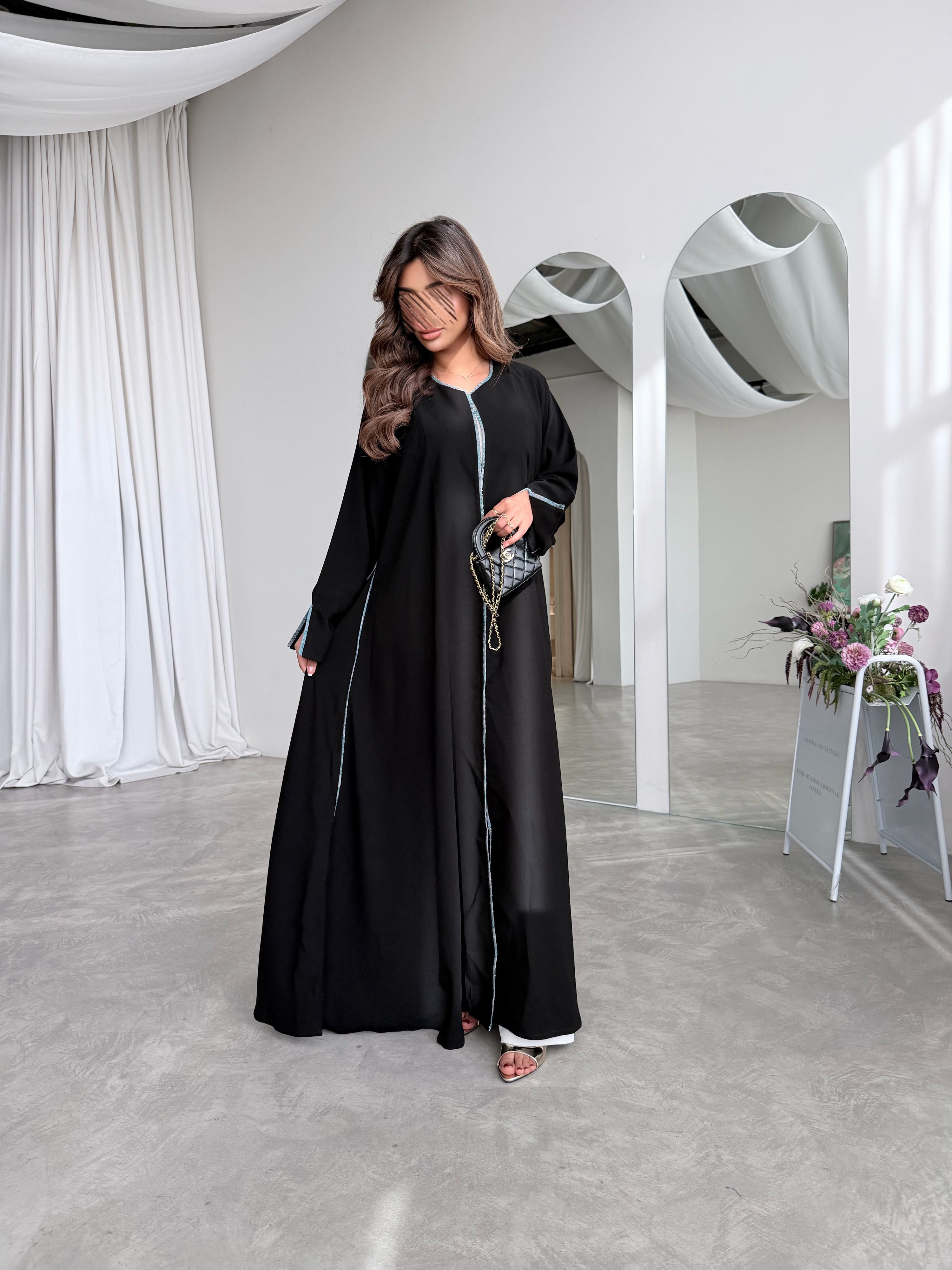 MWT793 - عباية كريب مع تدخيلة لنن مطرز - Aya