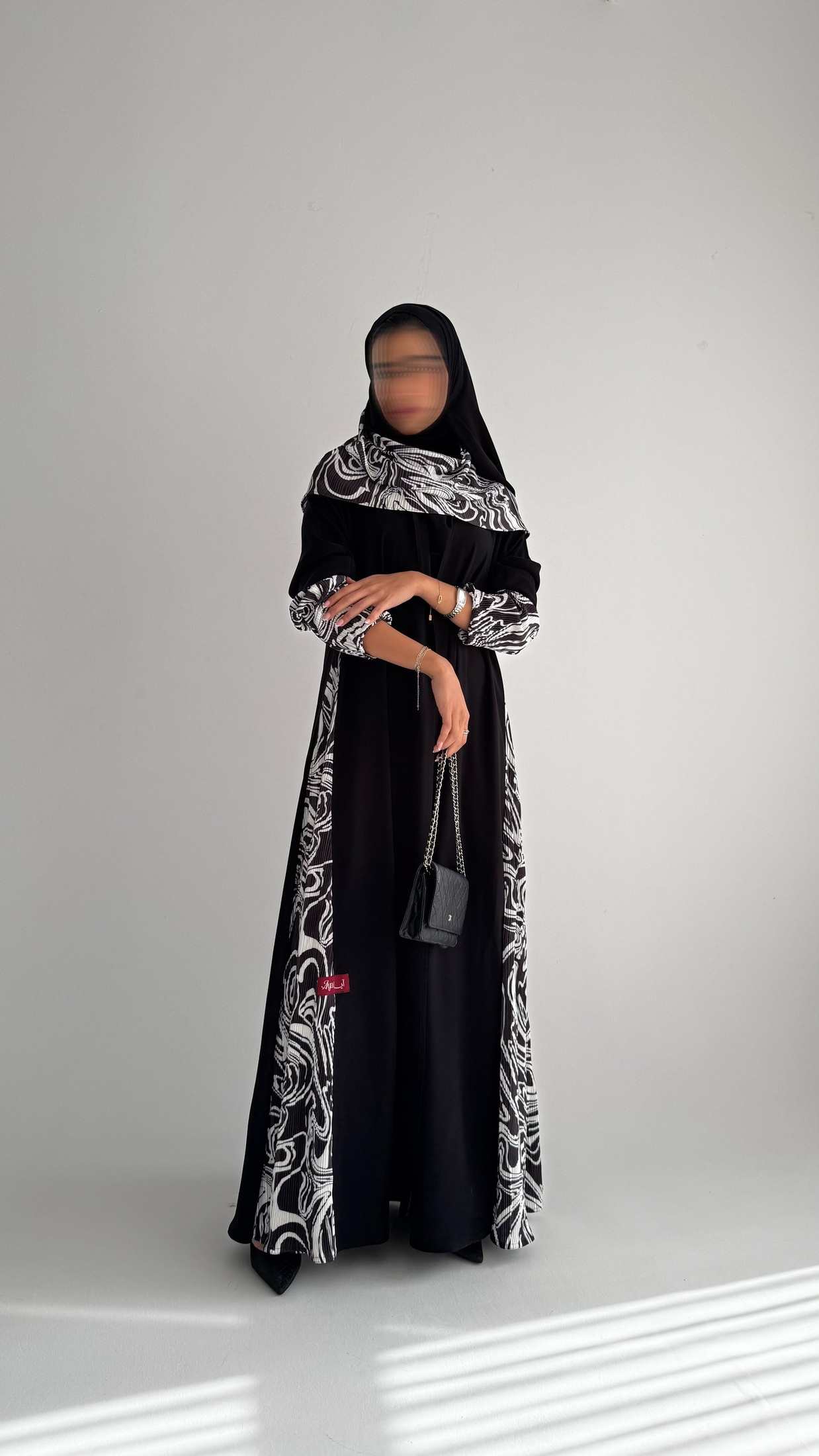 MWT900 - عباية سوداء كريب كلوش تدخيلة جوانب جاكار طباعة - Aya