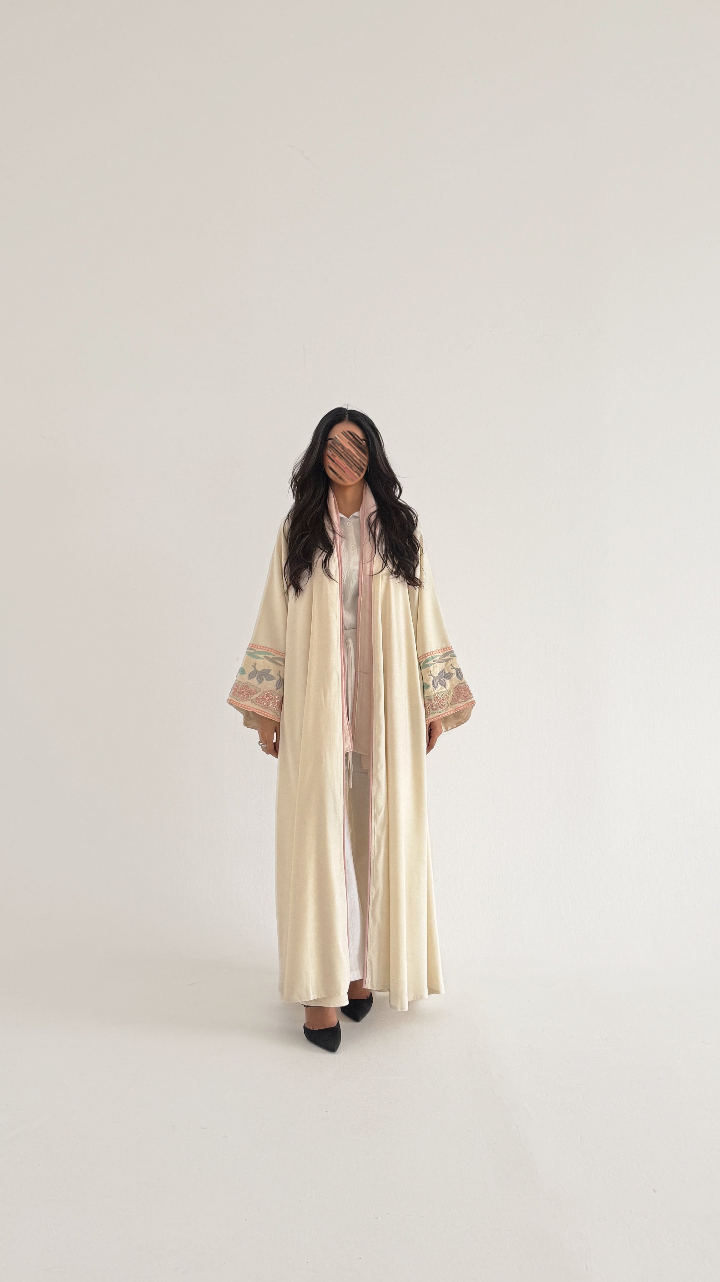 MWT2039 - عباية لنن مع كلفة تطريز بقيطان وردية - Aya