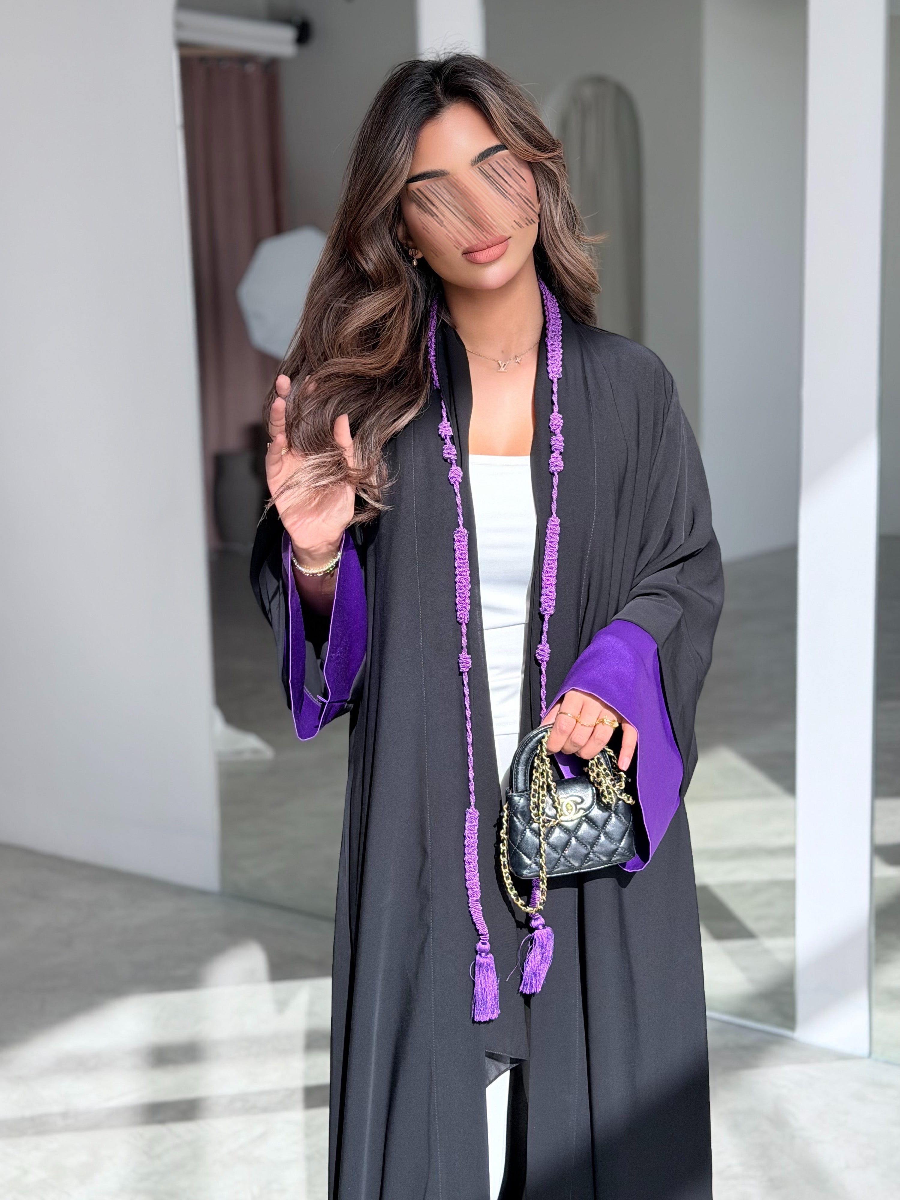 MWT5018 - قماش اسود كريب و اضافة قماش تفته ناعم بنفسجي بالأكمام مع كلفة من الأمام قصة نص كلوش - Aya