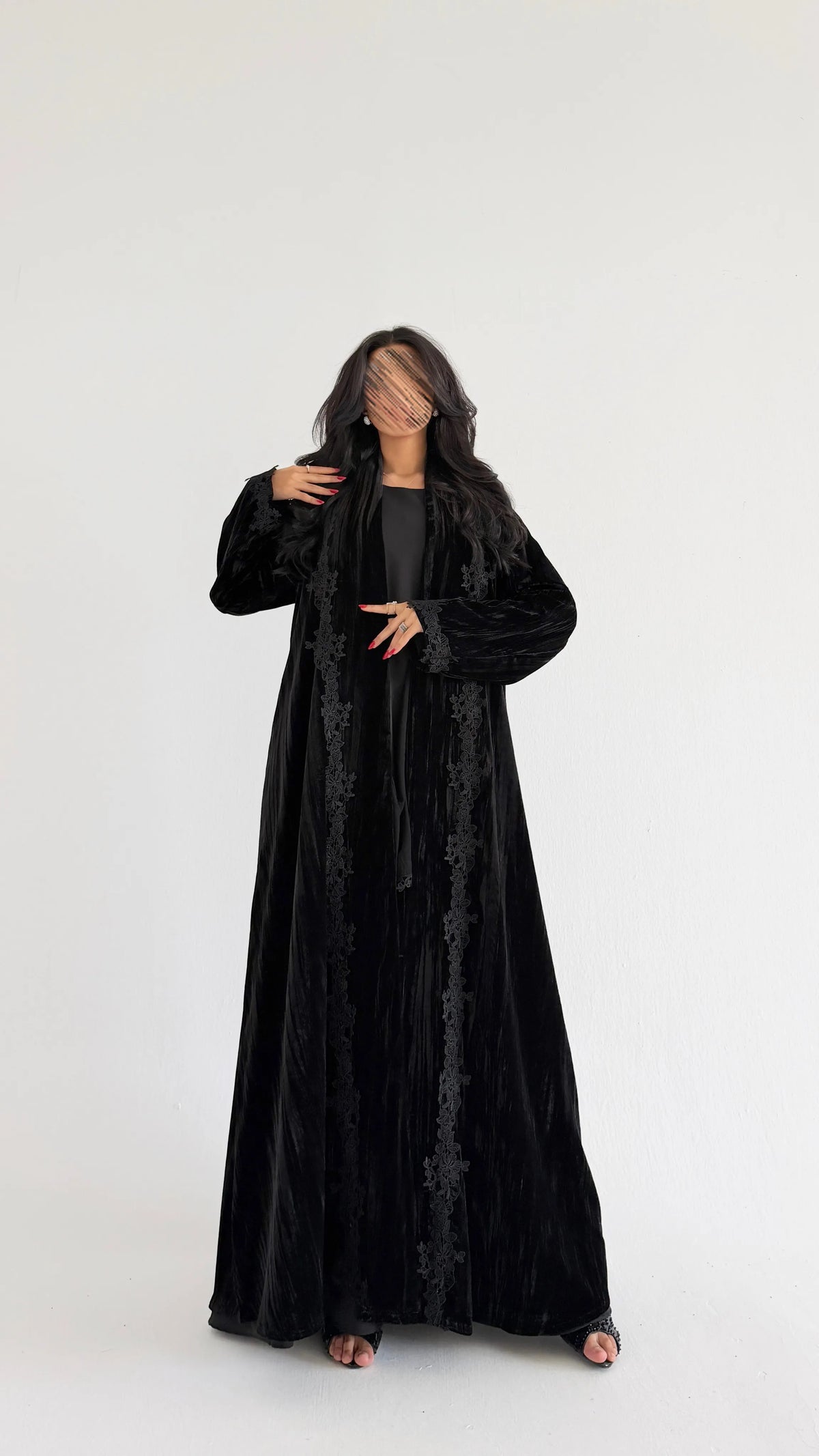 MWT1297 - عباية مخمل مع دانتيل أسود - Aya